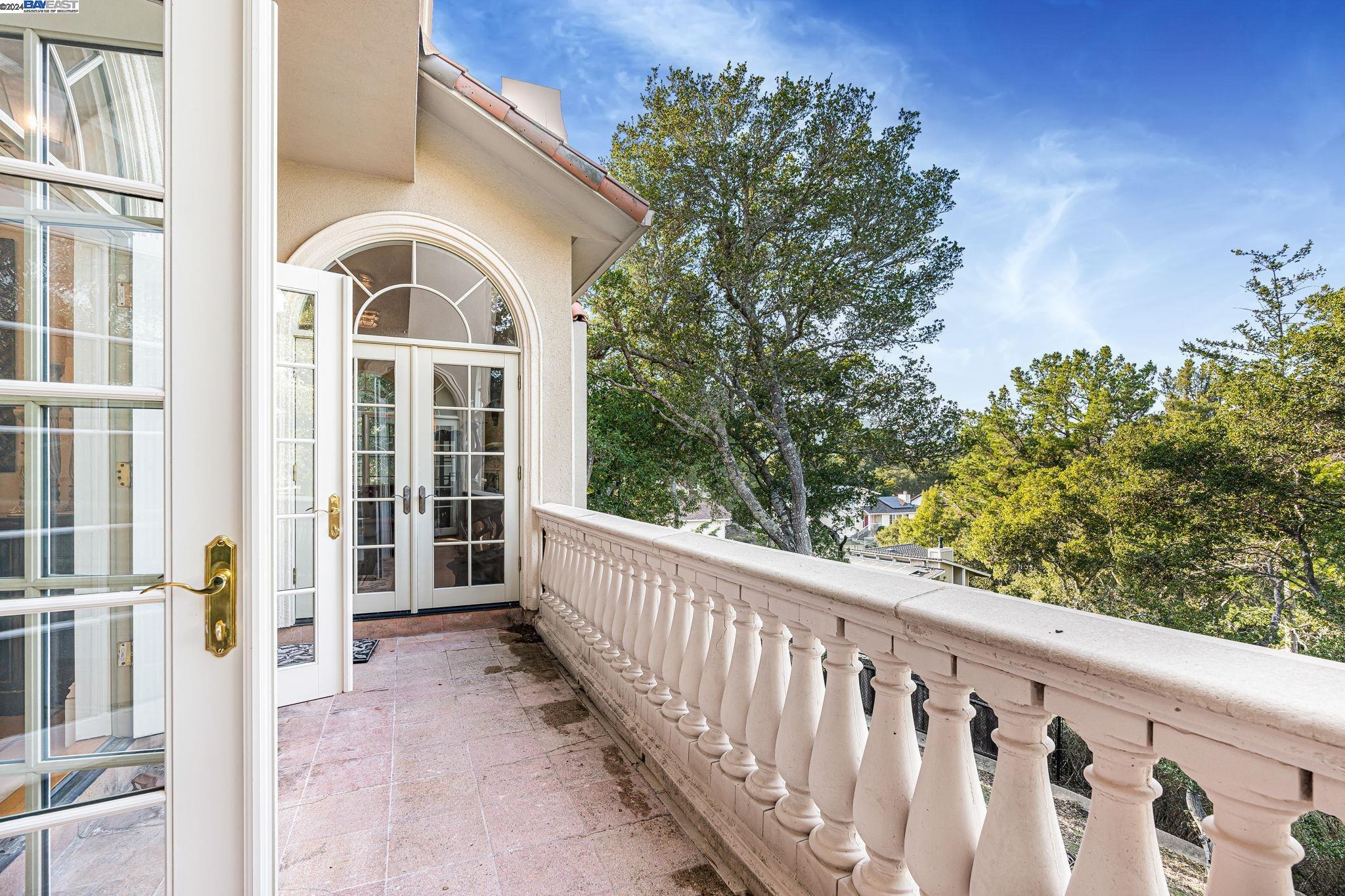 Detail Gallery Image 13 of 60 For 11 La Strada, Burlingame,  CA 94010 - 5 Beds | 4/1 Baths