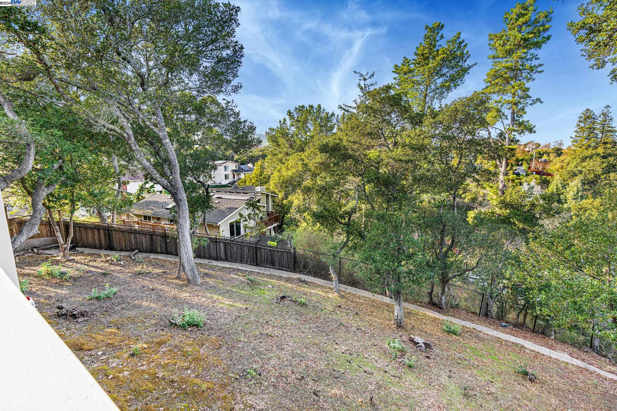Detail Gallery Image 16 of 60 For 11 La Strada, Burlingame,  CA 94010 - 5 Beds | 4/1 Baths