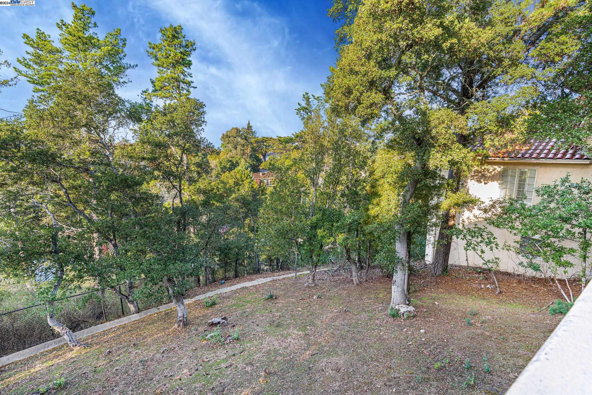 Detail Gallery Image 17 of 60 For 11 La Strada, Burlingame,  CA 94010 - 5 Beds | 4/1 Baths