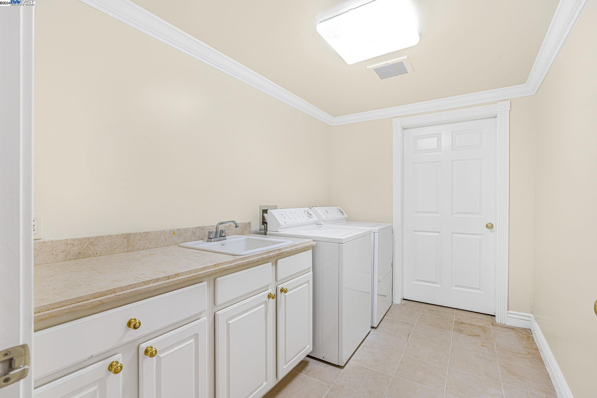 Detail Gallery Image 43 of 60 For 11 La Strada, Burlingame,  CA 94010 - 5 Beds | 4/1 Baths
