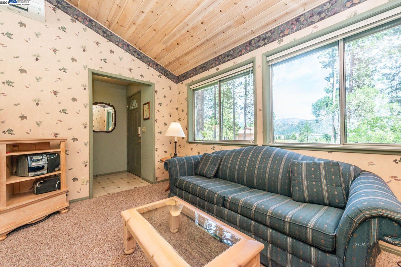 Detail Gallery Image 13 of 31 For 140 Lakeview Dr, Trinity Center,  CA 96091 - 2 Beds | 2 Baths
