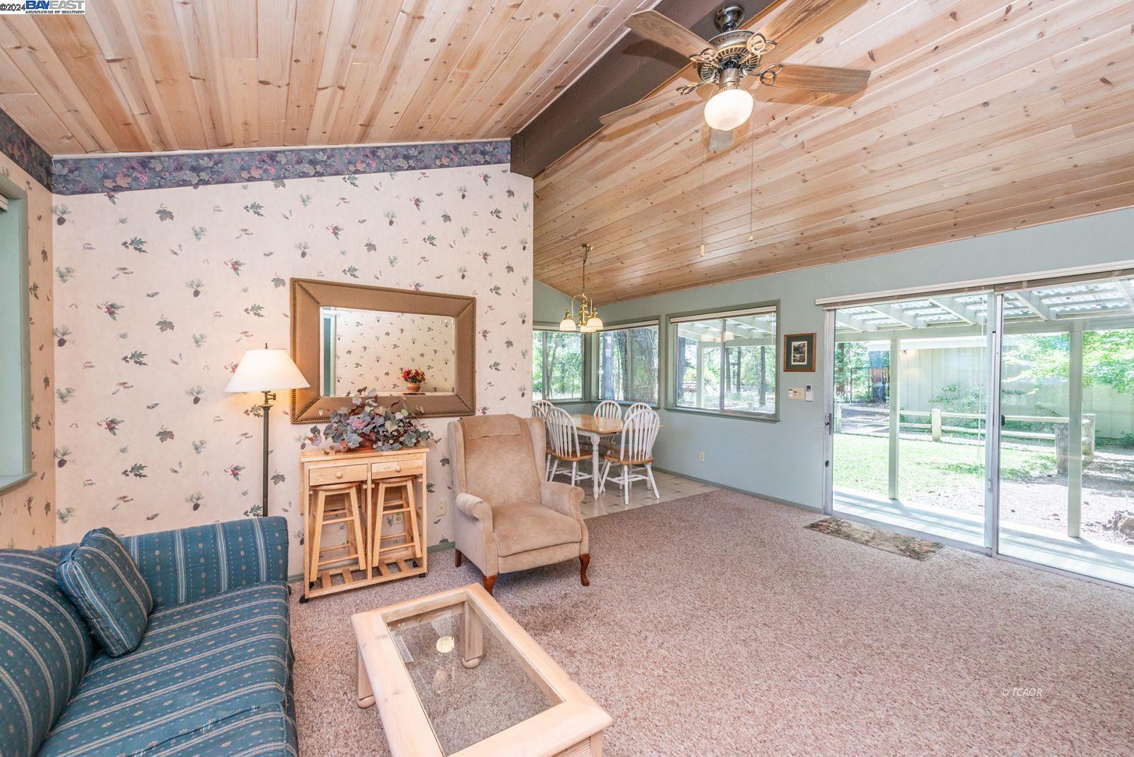 Detail Gallery Image 10 of 31 For 140 Lakeview Dr, Trinity Center,  CA 96091 - 2 Beds | 2 Baths
