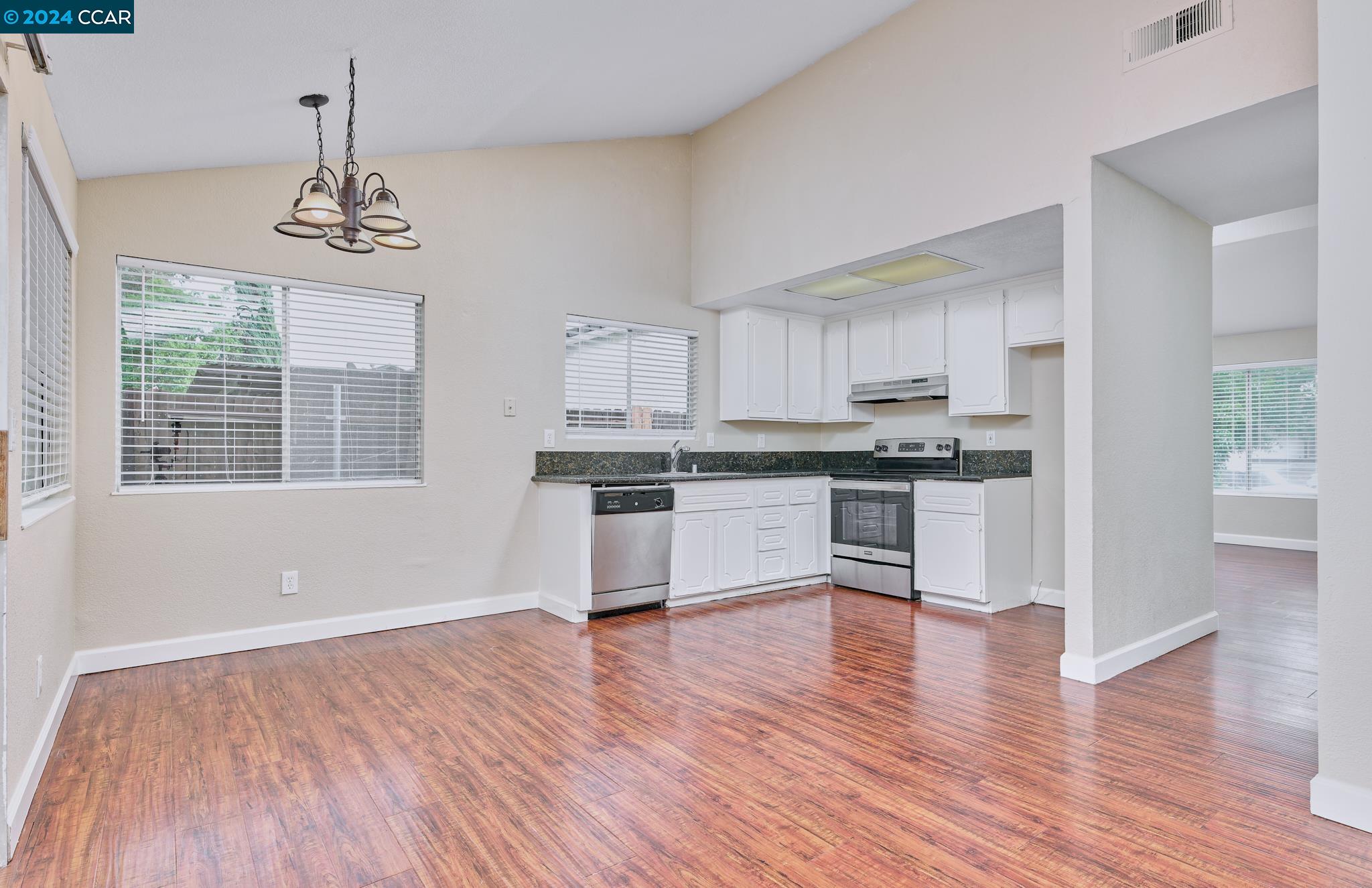 Detail Gallery Image 5 of 18 For 19 Bethany Ct, Sacramento,  CA 95823 - 3 Beds | 2 Baths