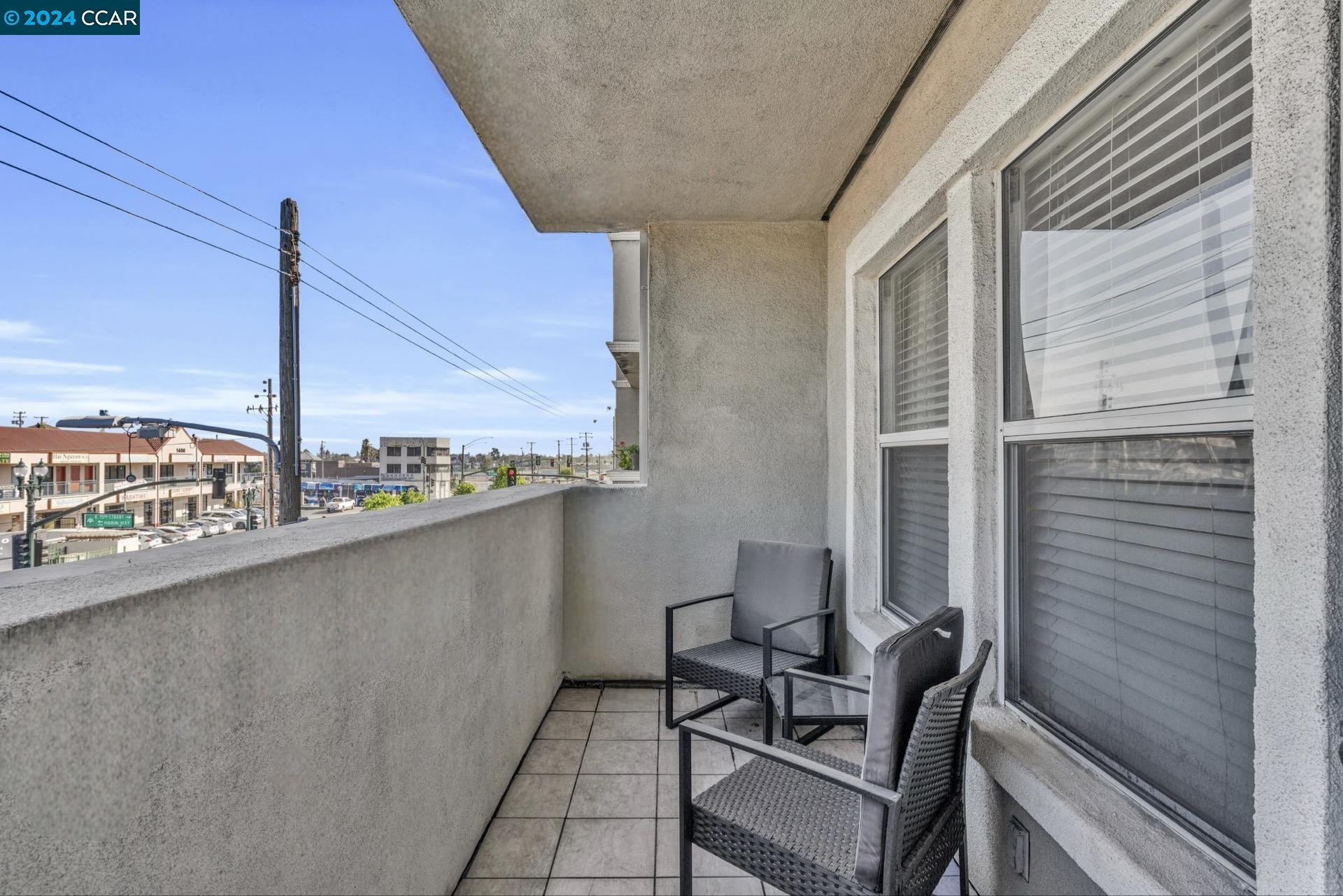 Detail Gallery Image 3 of 5 For 1515 14th Avenue #305,  Oakland,  CA 94606 - 2 Beds | 1 Baths