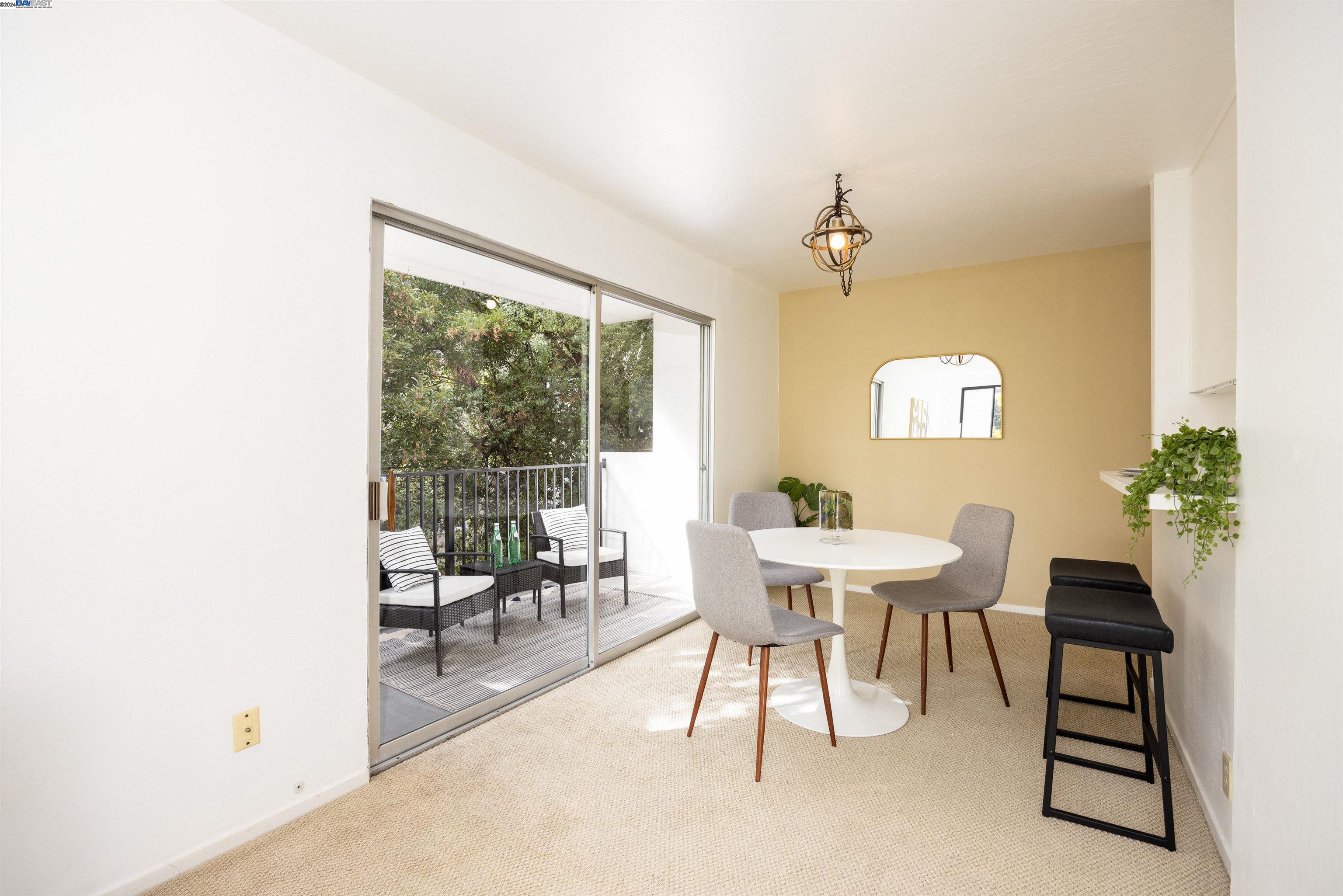 Detail Gallery Image 4 of 23 For 2632 Warring St #5,  Berkeley,  CA 94704 - 2 Beds | 1 Baths