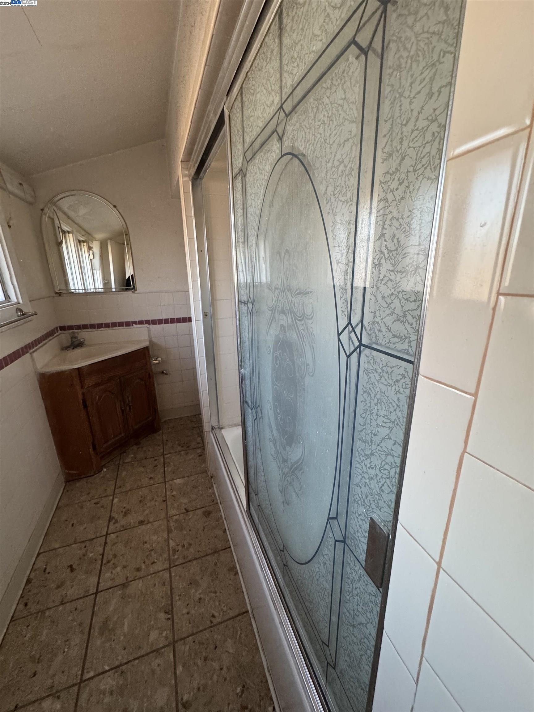 6027 Avenal Ave, Oakland, California 94605, 3 Bedrooms Bedrooms, 6 Rooms Rooms,1 BathroomBathrooms,Residential,For Sale,6027 Avenal Ave,41080922