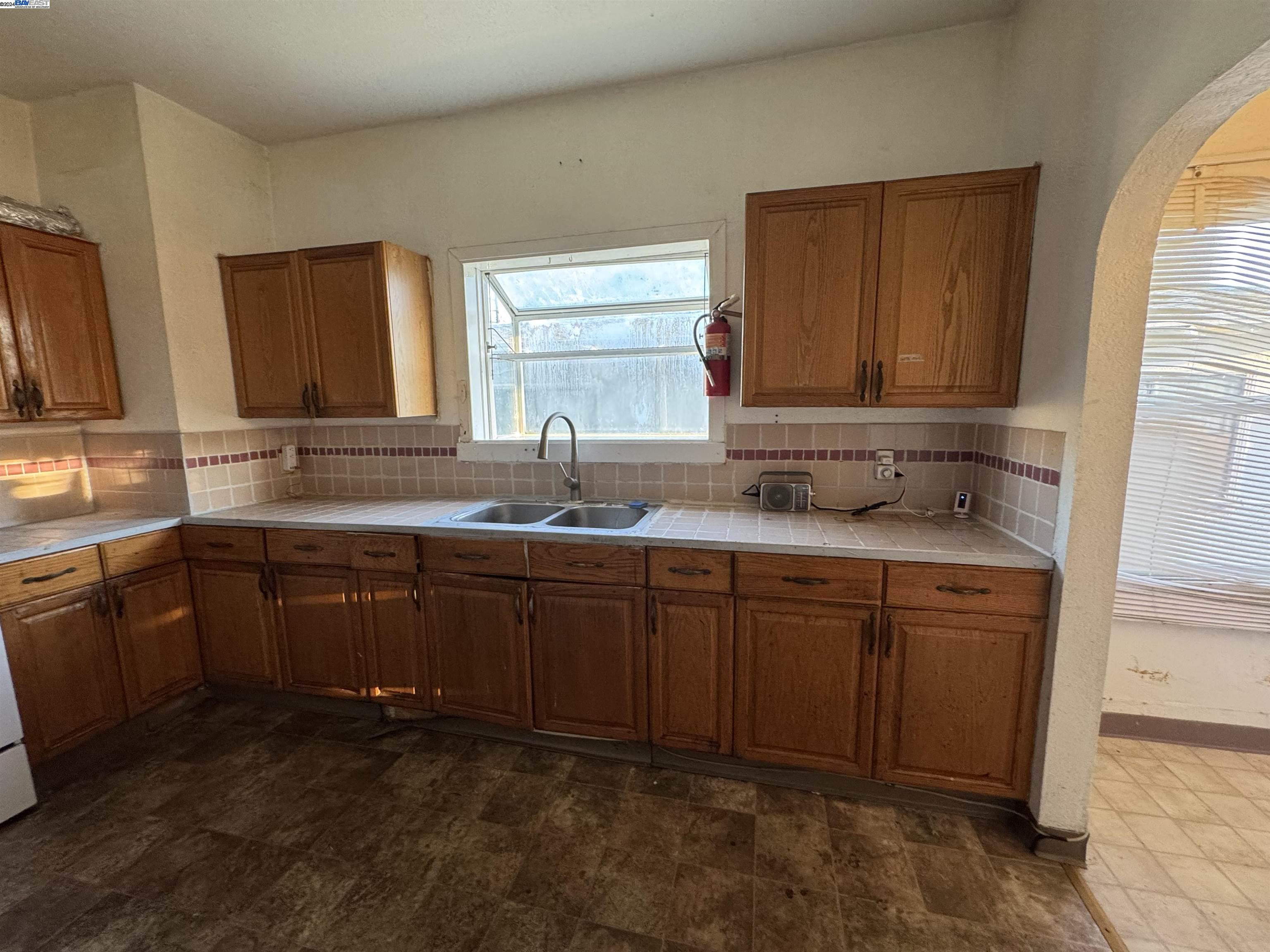 6027 Avenal Ave, Oakland, California 94605, 3 Bedrooms Bedrooms, 6 Rooms Rooms,1 BathroomBathrooms,Residential,For Sale,6027 Avenal Ave,41080922