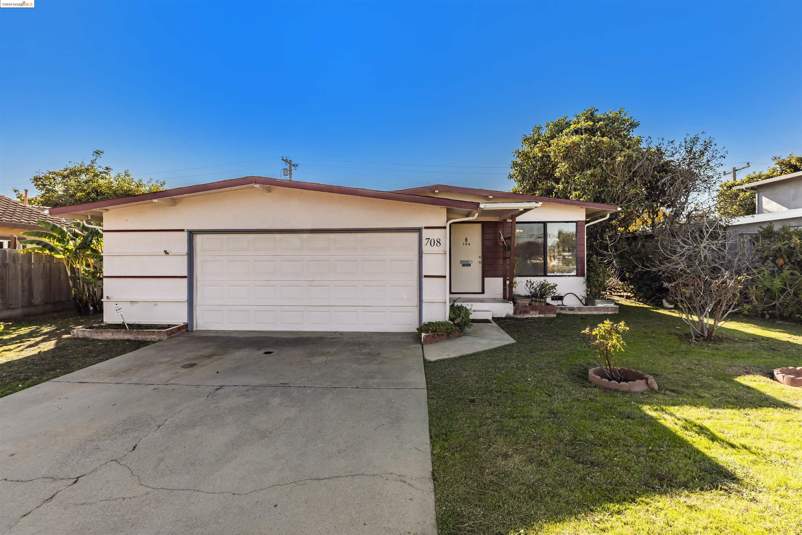 Detail Gallery Image 1 of 1 For 708 John St, Salinas,  CA 93905 - 3 Beds | 2 Baths