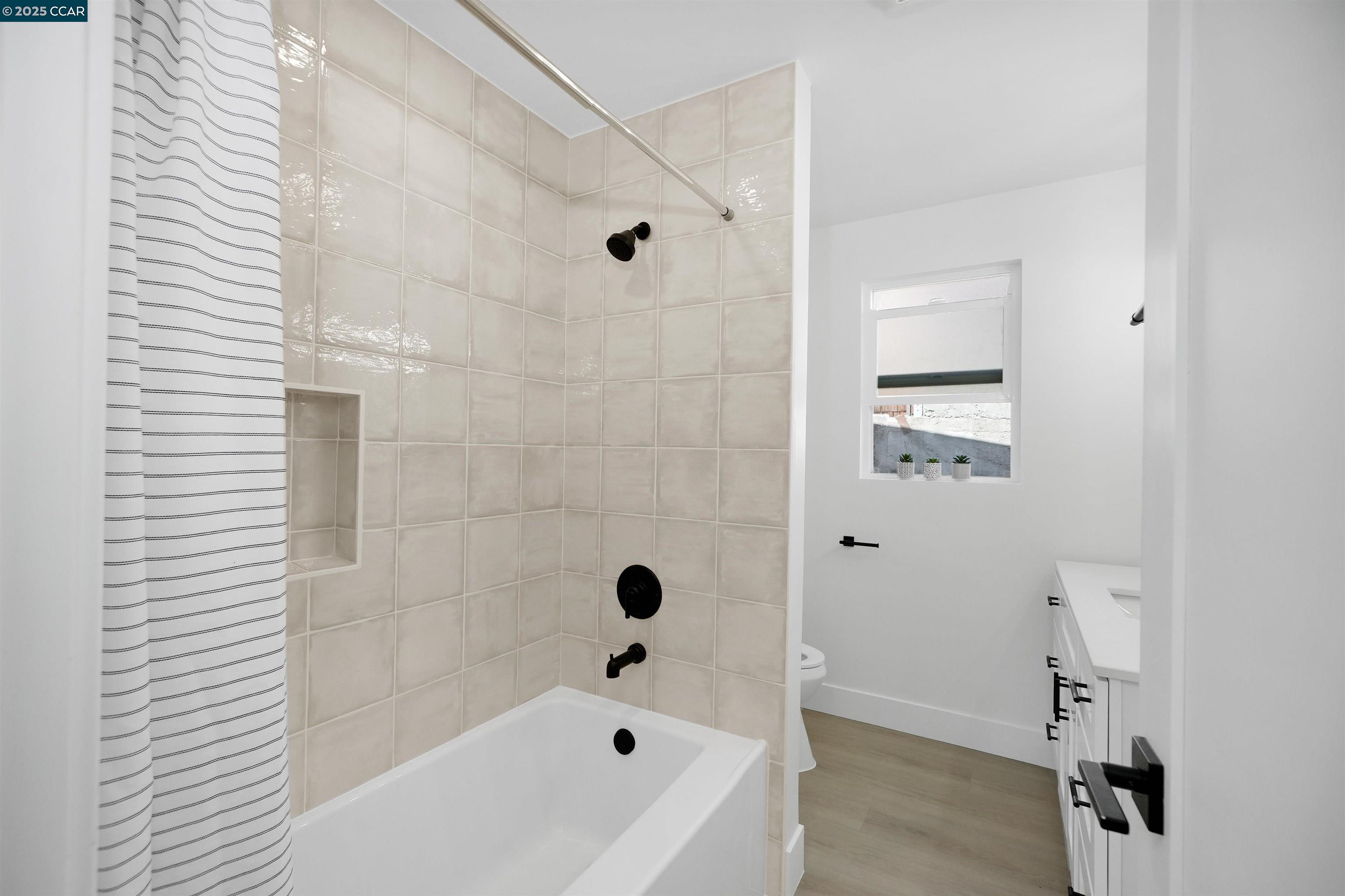 Detail Gallery Image 11 of 16 For 1923 Thompson Ln, El Sobrante,  CA 94803 - 2 Beds | 1/1 Baths