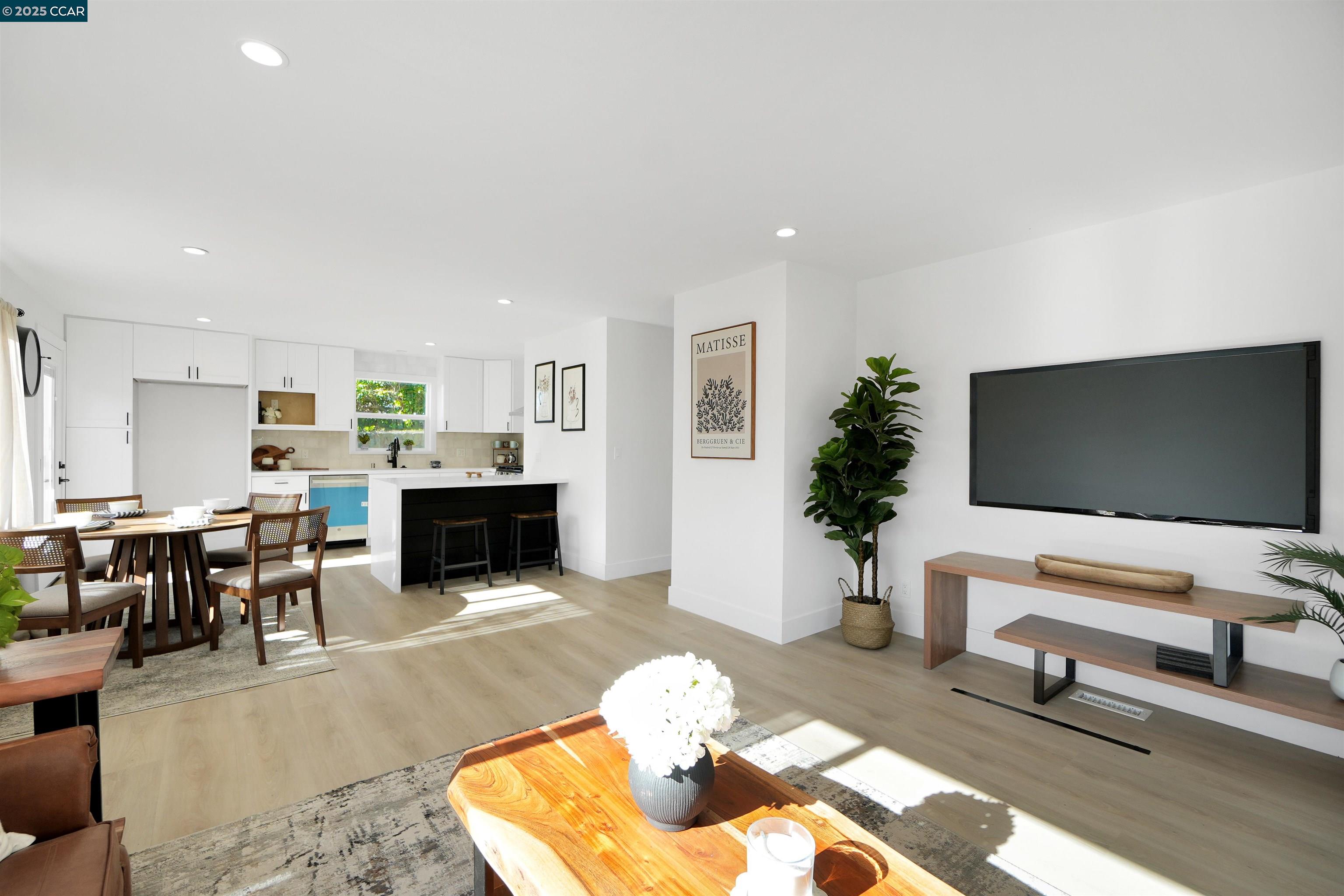 Detail Gallery Image 3 of 16 For 1923 Thompson Ln, El Sobrante,  CA 94803 - 2 Beds | 1/1 Baths