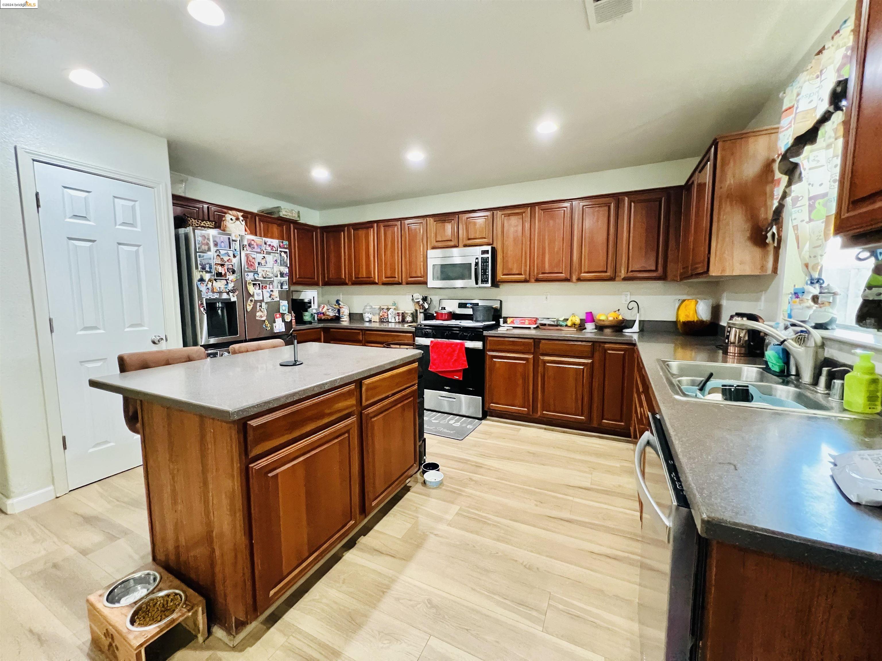 Detail Gallery Image 2 of 23 For 2215 Dune Pl, Stockton,  CA 95206 - 3 Beds | 2/1 Baths