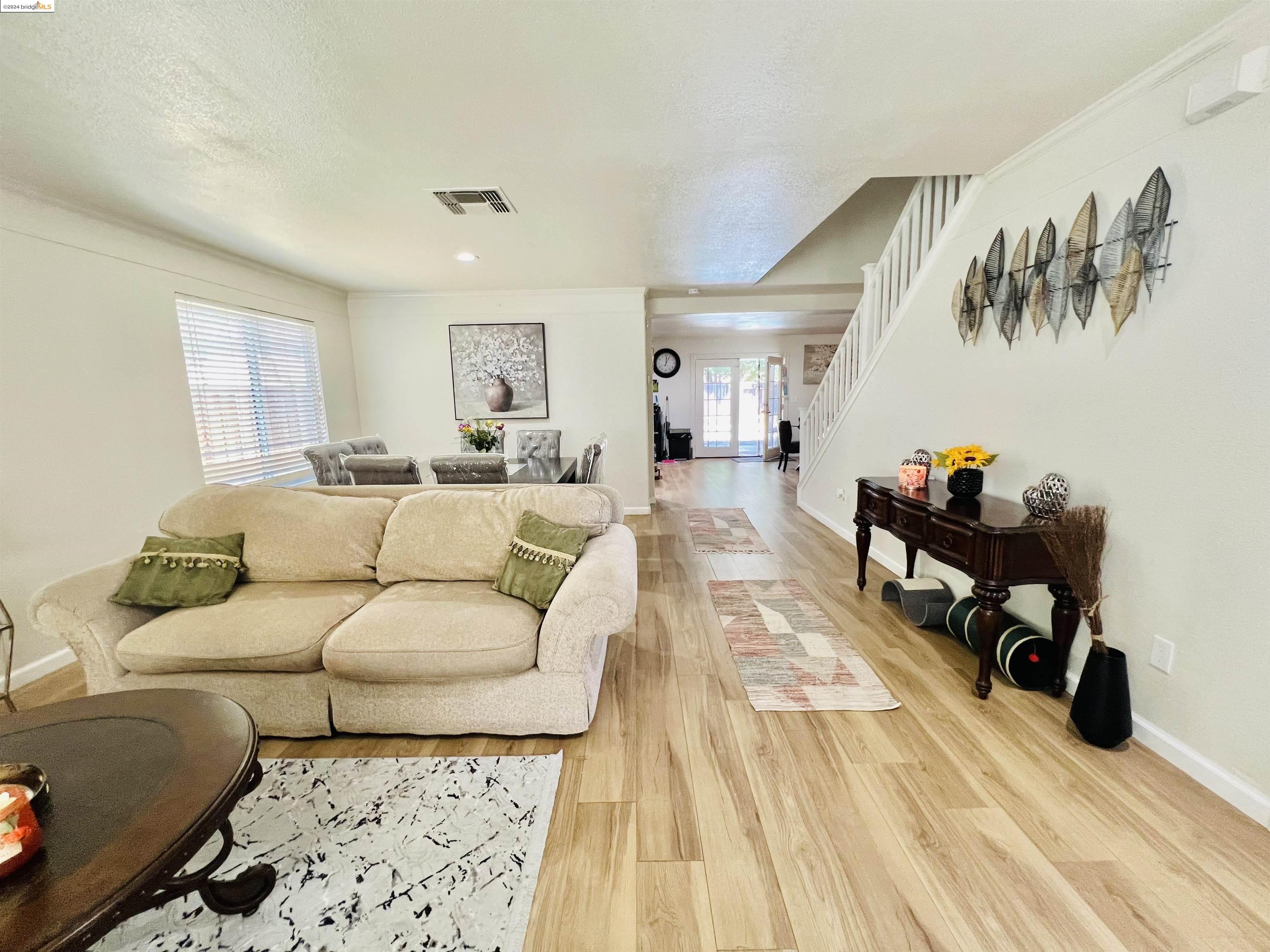 Detail Gallery Image 3 of 23 For 2215 Dune Pl, Stockton,  CA 95206 - 3 Beds | 2/1 Baths