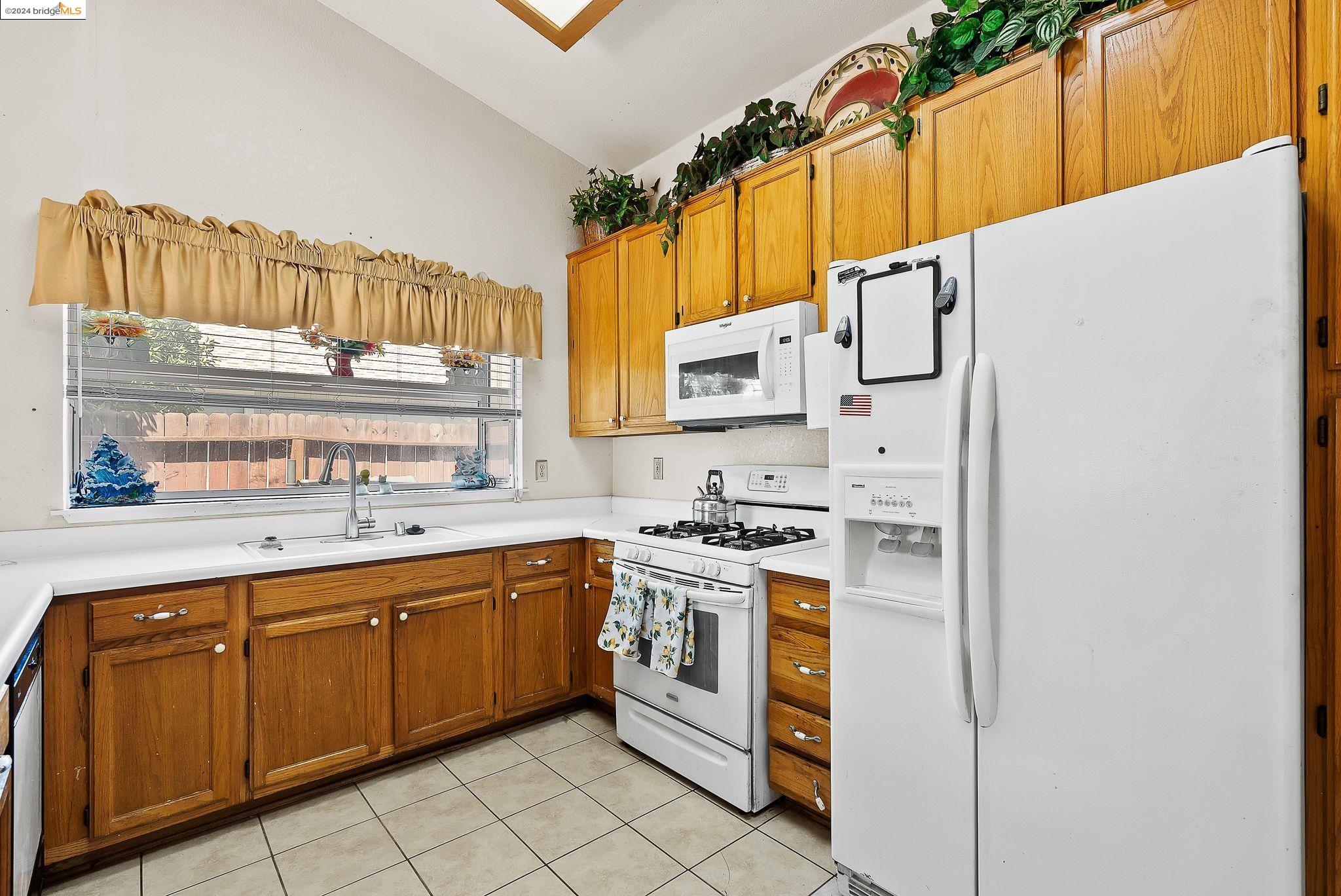 Detail Gallery Image 13 of 39 For 8038 Torrente Way, Sacramento,  CA 95823 - 3 Beds | 2 Baths