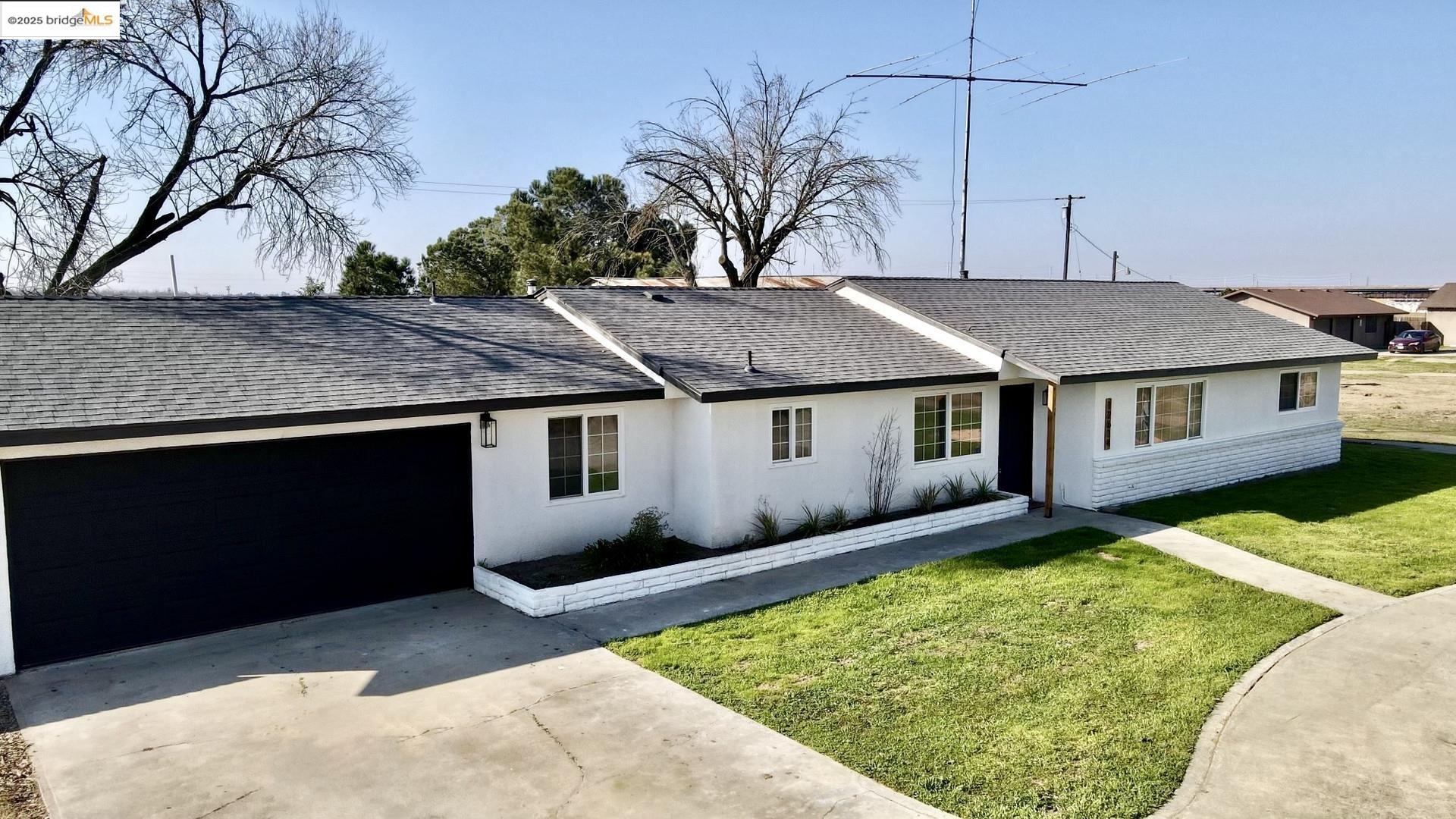 Detail Gallery Image 1 of 1 For 12614 7th Ave, Hanford,  CA 93230 - 3 Beds | 2 Baths
