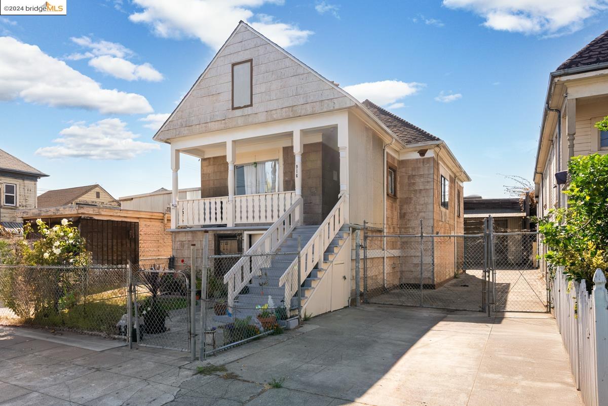 Detail Gallery Image 1 of 1 For 916 36th Ave, Oakland,  CA 94601 - 2 Beds | 1 Baths