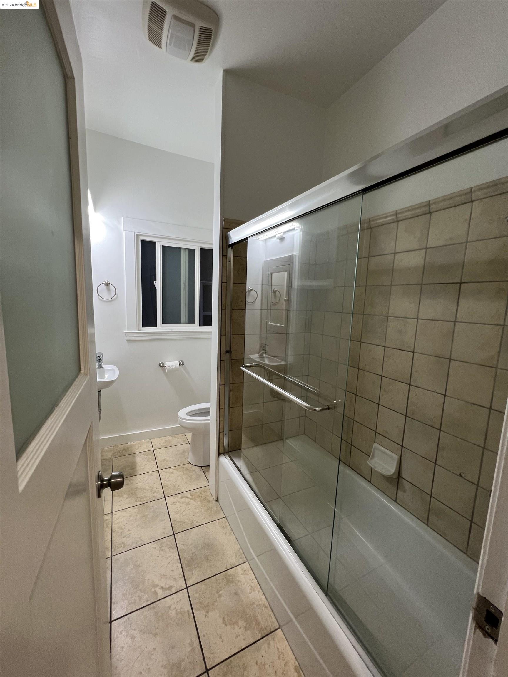 Detail Gallery Image 4 of 6 For 1846 Spruce St #4,  Berkeley,  CA 94709-1859 - 0 Beds | 1 Baths