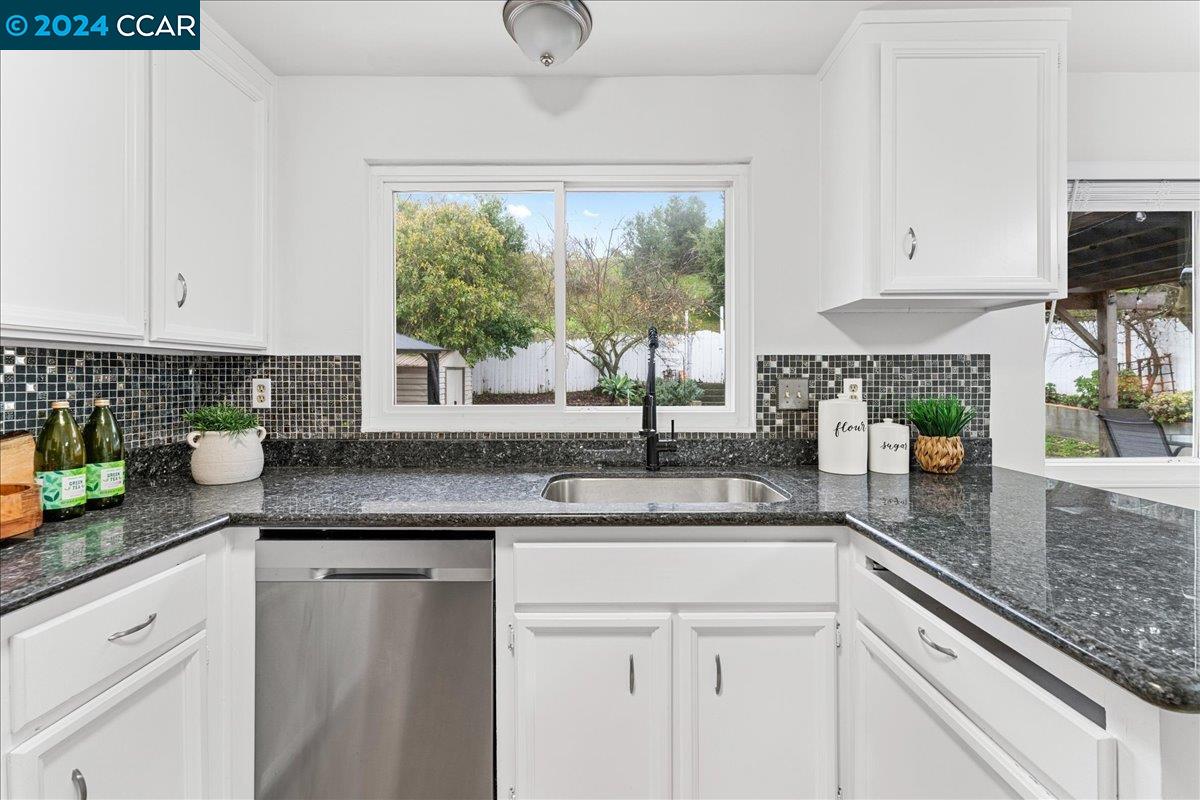 Detail Gallery Image 8 of 45 For 1610 Partridge Dr, Hercules,  CA 94547 - 5 Beds | 2/1 Baths