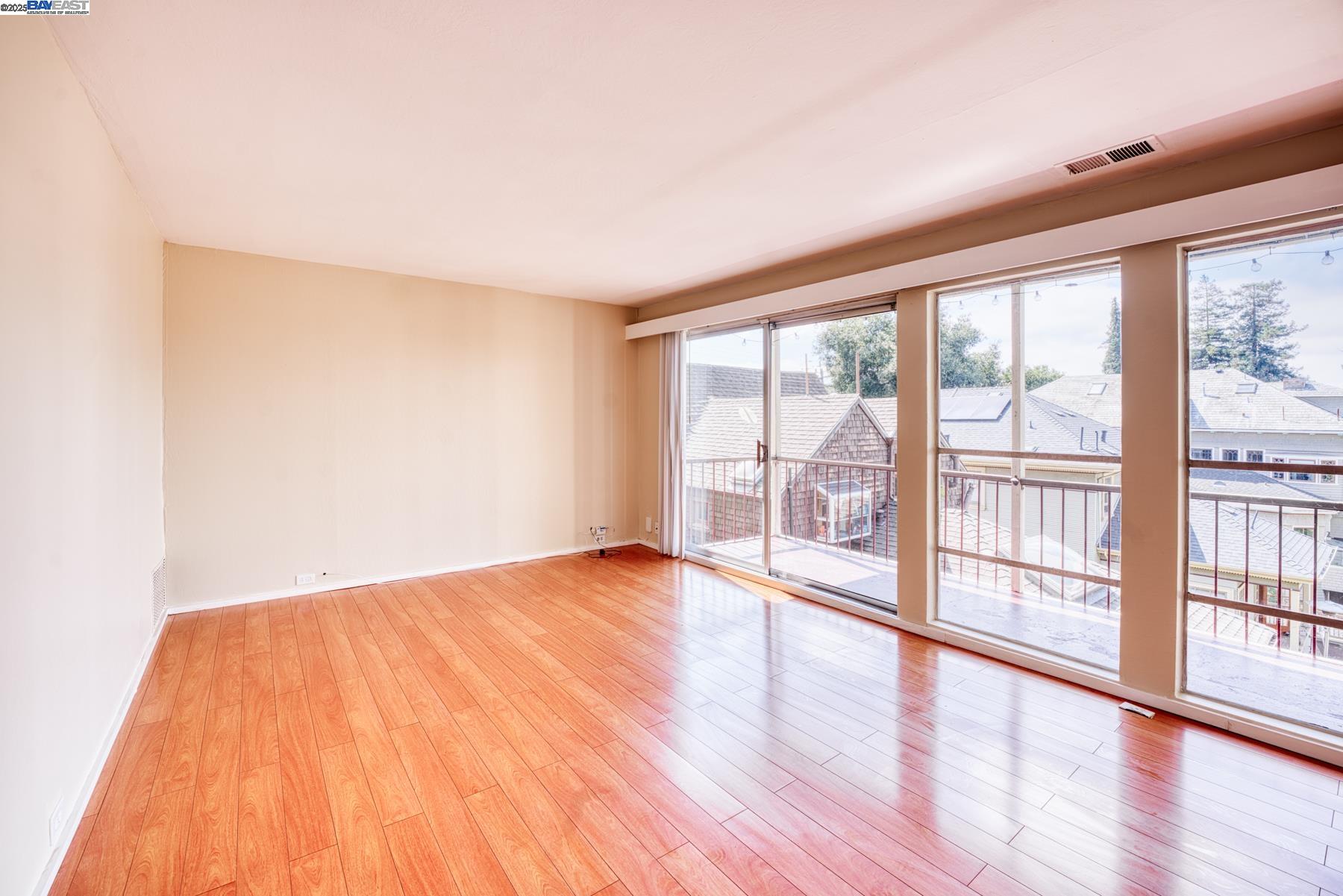 3815 Harrison St # 203, Oakland, California 94611, 2 Bedrooms Bedrooms, 4 Rooms Rooms,2 BathroomsBathrooms,Residential Lease,For Rent,3815 Harrison St # 203,41081275