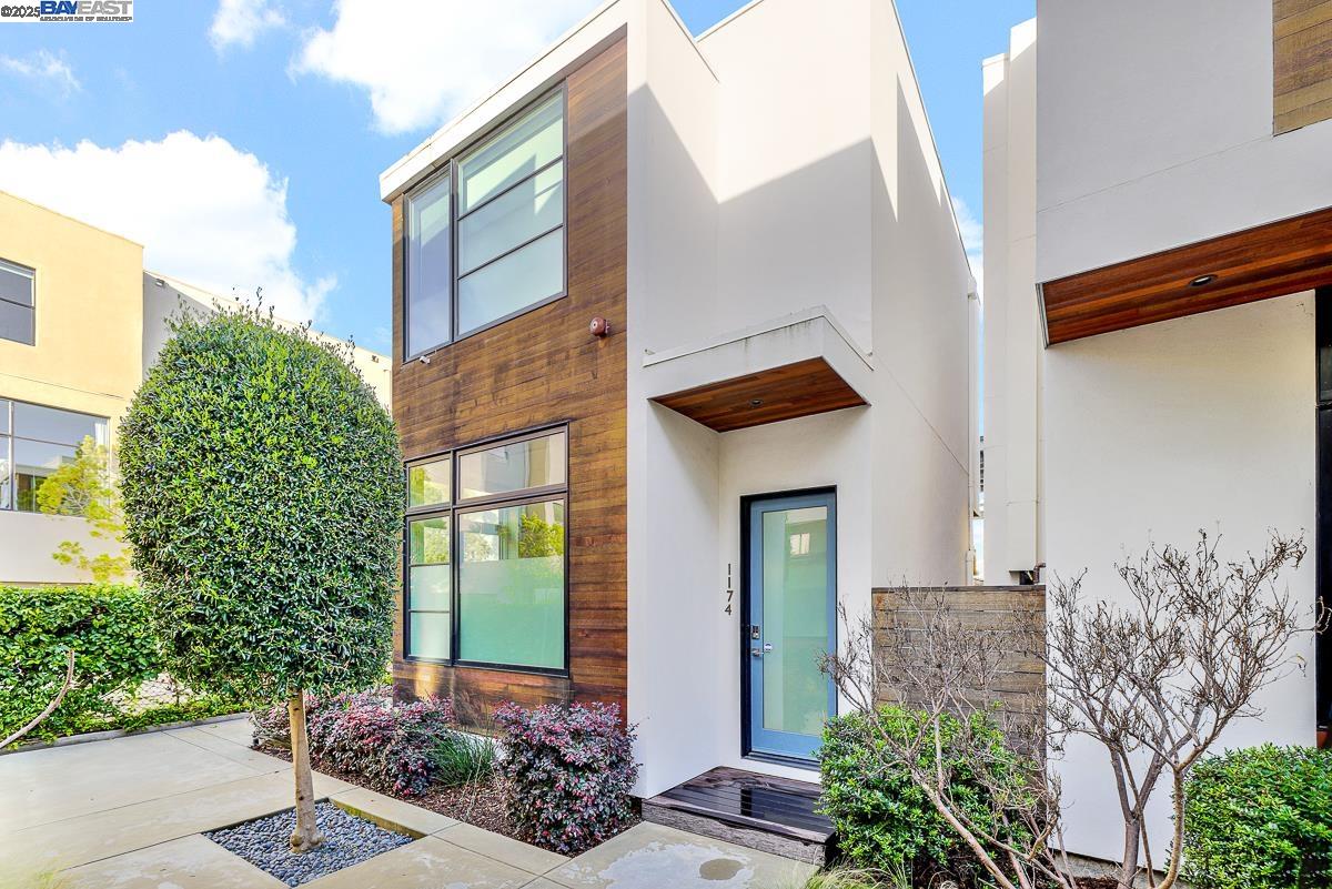 Detail Gallery Image 1 of 1 For 1174 66th St, Oakland,  CA 94608 - 2 Beds | 1 Baths