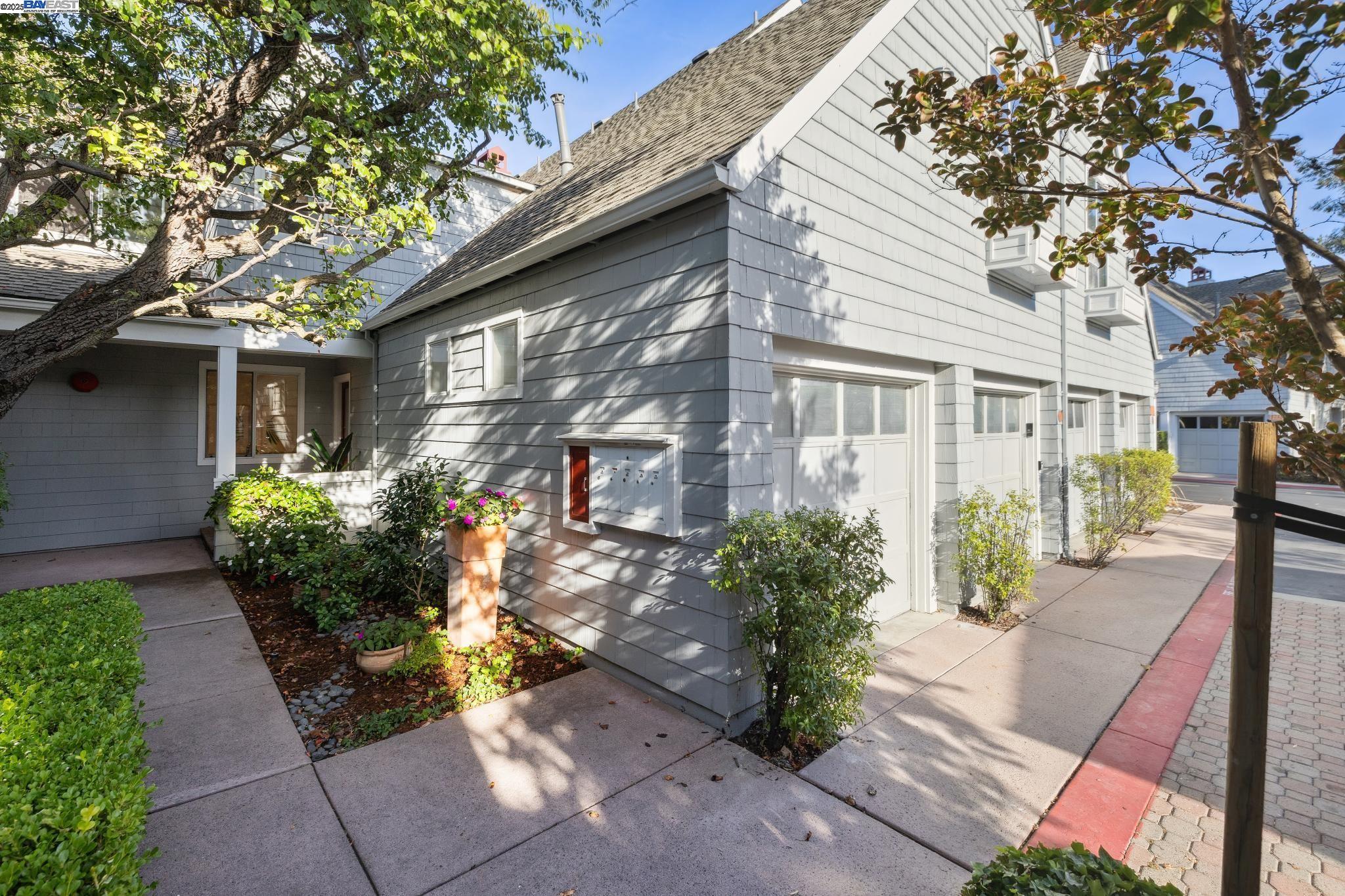 Detail Gallery Image 1 of 1 For 504 Mendocino Way, Redwood City,  CA 94065 - 3 Beds | 2/1 Baths