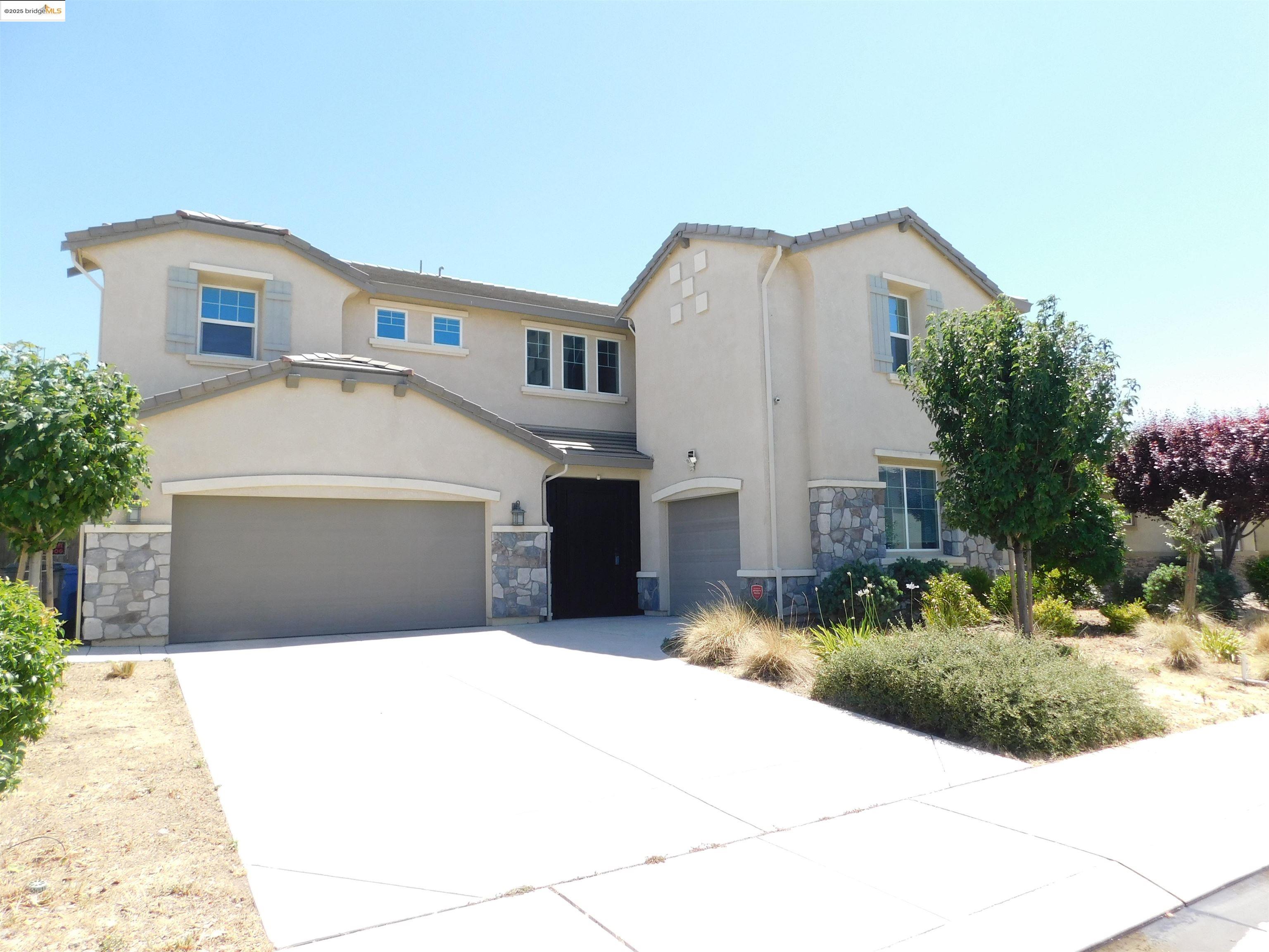 Detail Gallery Image 2 of 30 For 1090 Lavender St, Manteca,  CA 95337 - 5 Beds | 4/1 Baths