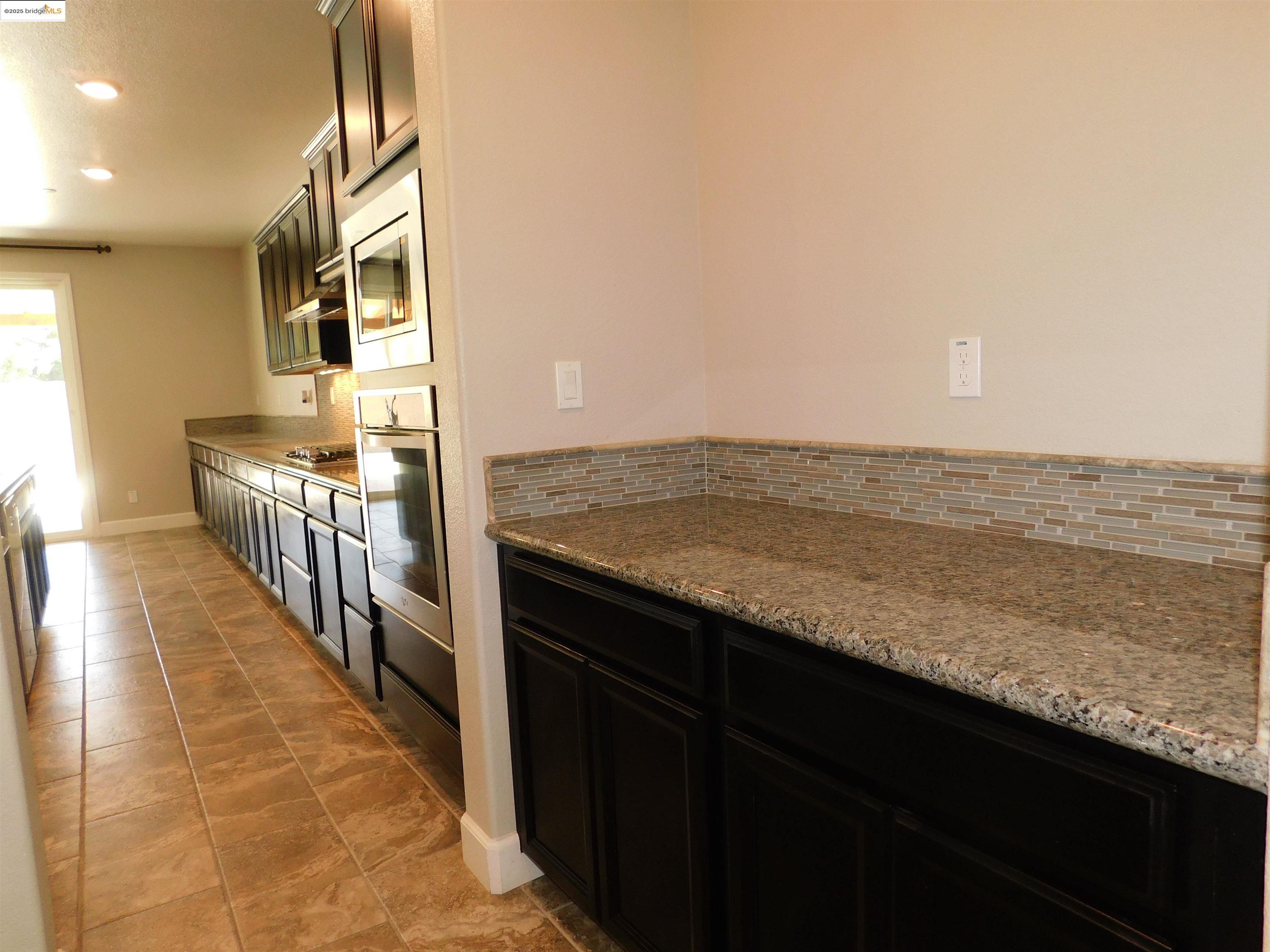 Detail Gallery Image 4 of 30 For 1090 Lavender St, Manteca,  CA 95337 - 5 Beds | 4/1 Baths