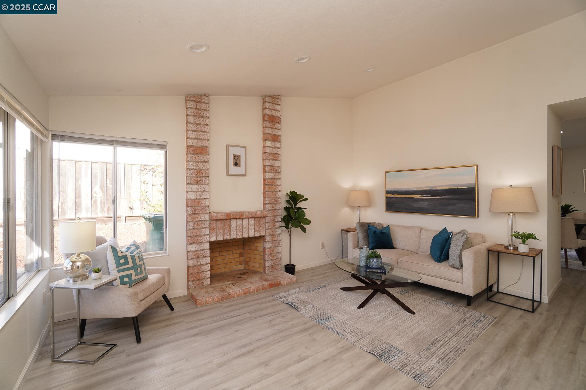 Detail Gallery Image 4 of 26 For 740 Coral Ridge Cir, Rodeo,  CA 94572 - 2 Beds | 2 Baths