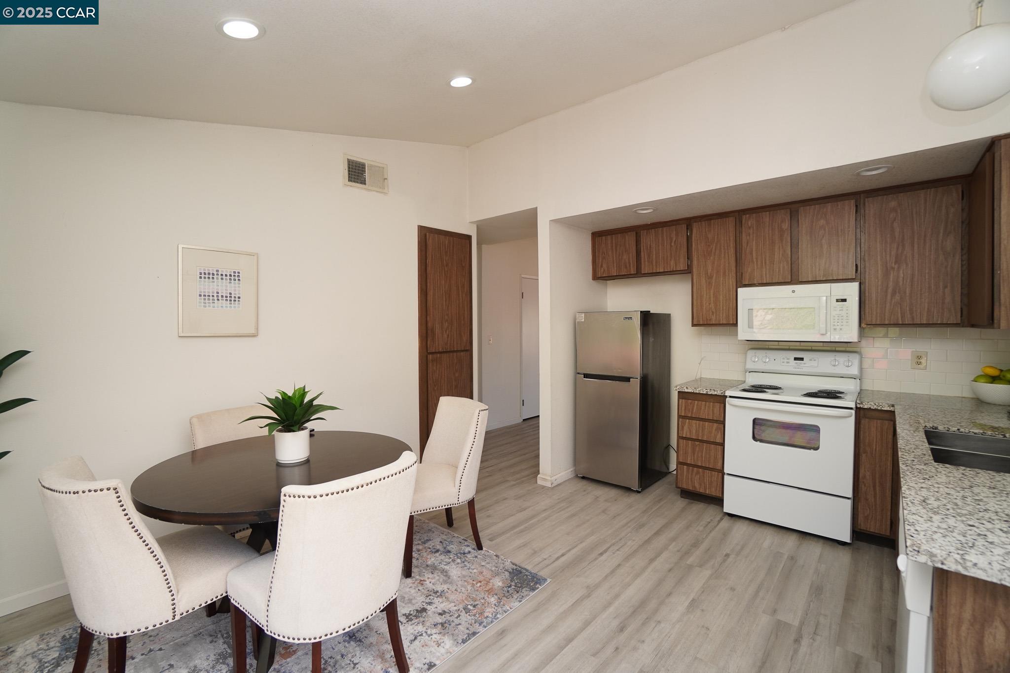 Detail Gallery Image 7 of 26 For 740 Coral Ridge Cir, Rodeo,  CA 94572 - 2 Beds | 2 Baths