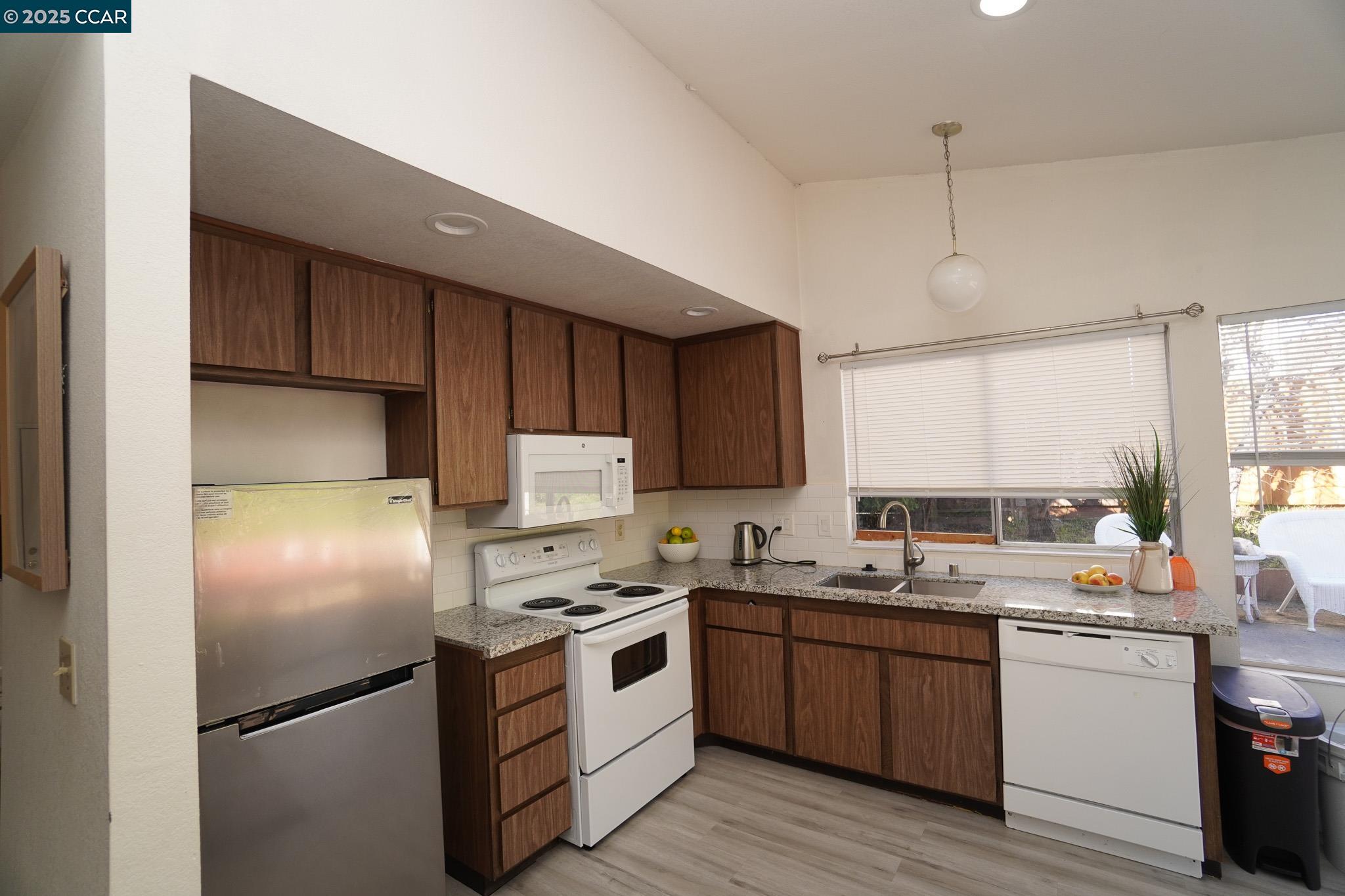 Detail Gallery Image 8 of 26 For 740 Coral Ridge Cir, Rodeo,  CA 94572 - 2 Beds | 2 Baths