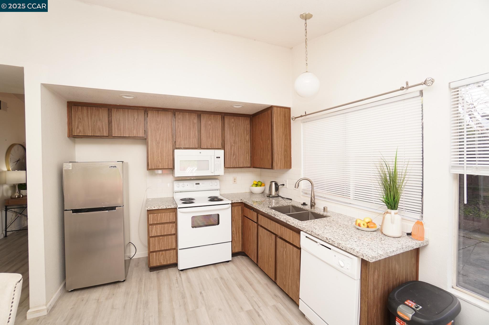 Detail Gallery Image 9 of 26 For 740 Coral Ridge Cir, Rodeo,  CA 94572 - 2 Beds | 2 Baths