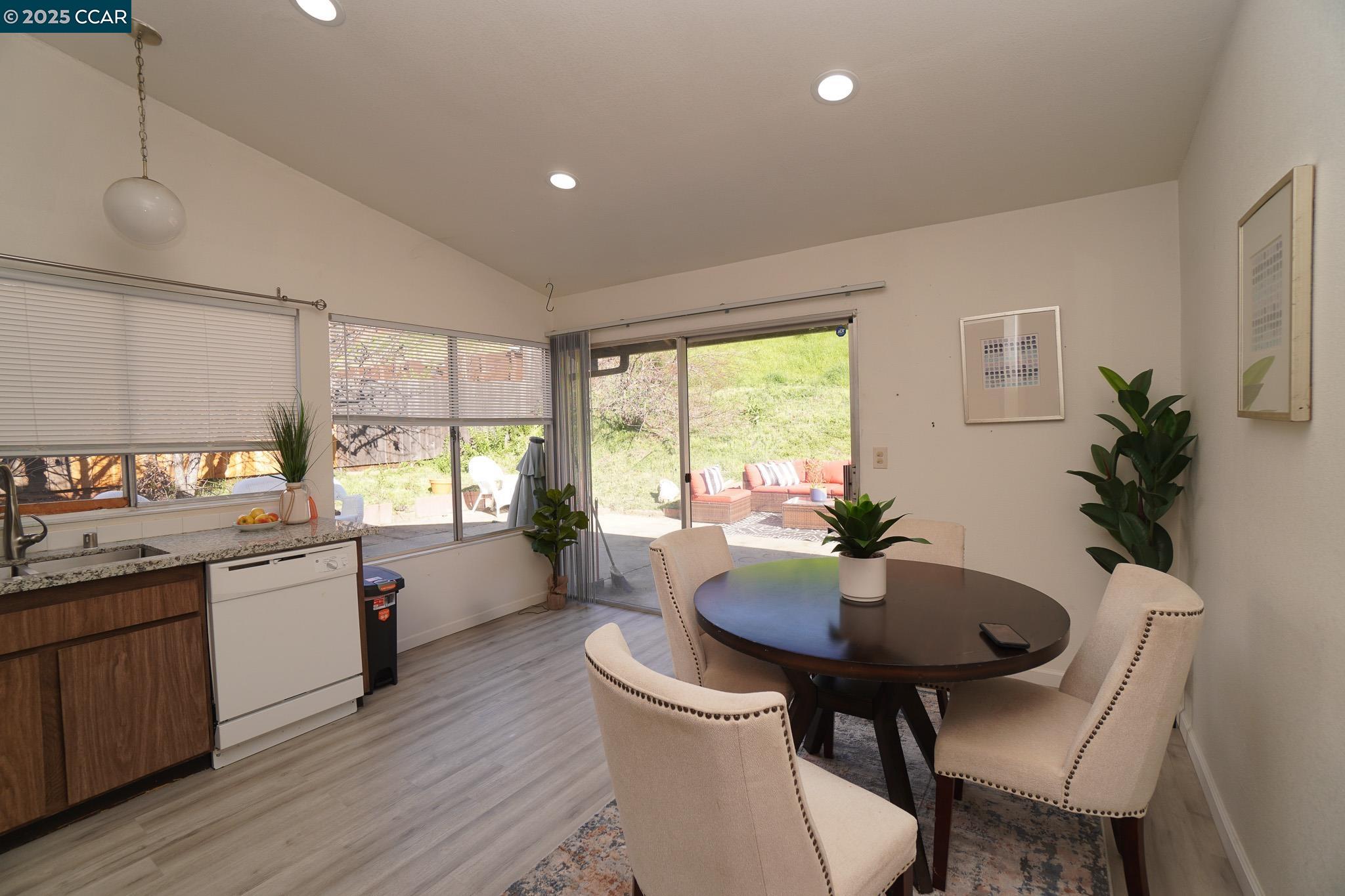 Detail Gallery Image 10 of 26 For 740 Coral Ridge Cir, Rodeo,  CA 94572 - 2 Beds | 2 Baths