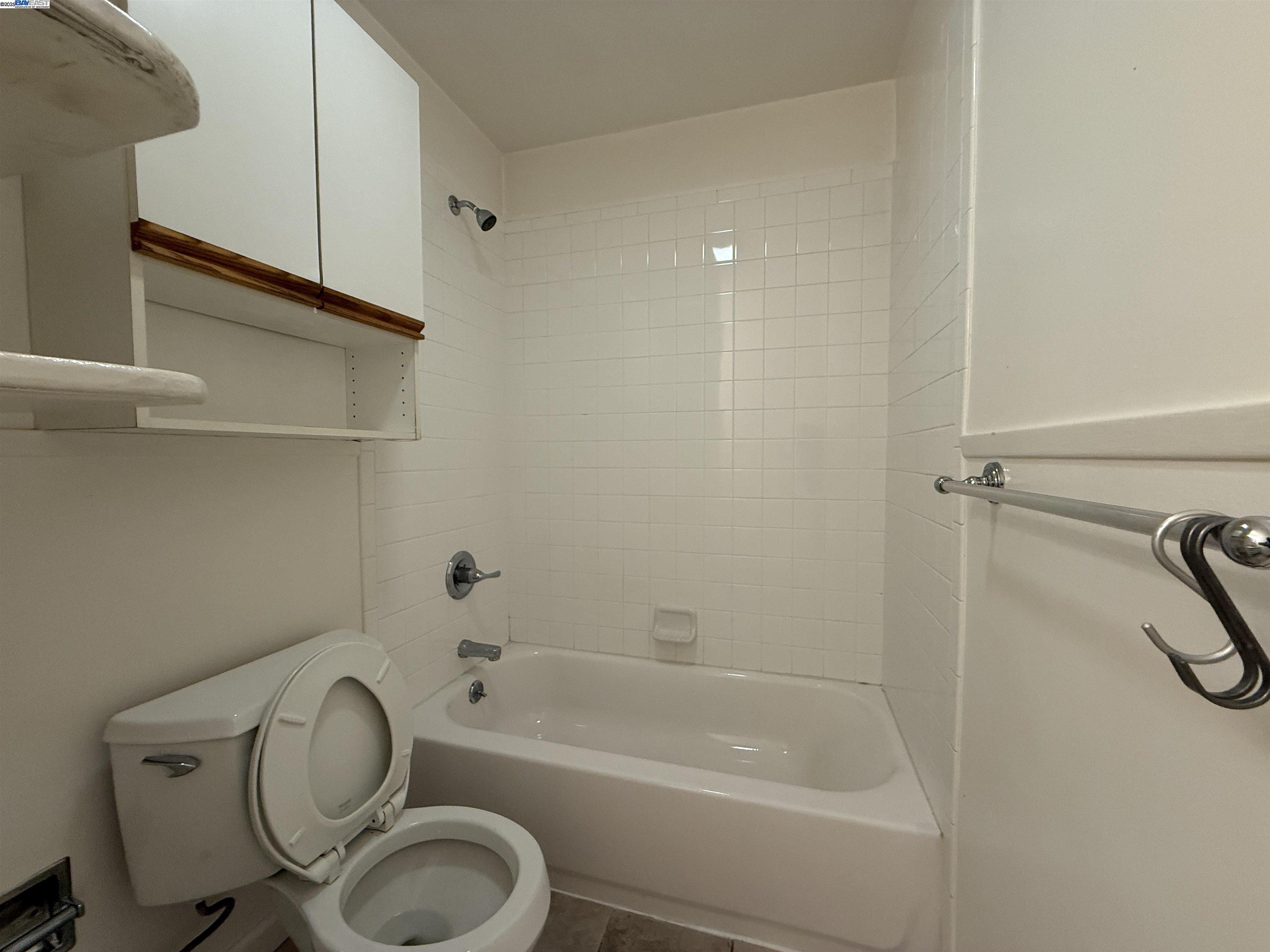 439 Greenwich St # 2A, San Francisco, California 94133, 2 Bedrooms Bedrooms, 4 Rooms Rooms,1 BathroomBathrooms,Residential Lease,For Rent,439 Greenwich St # 2A,41081506