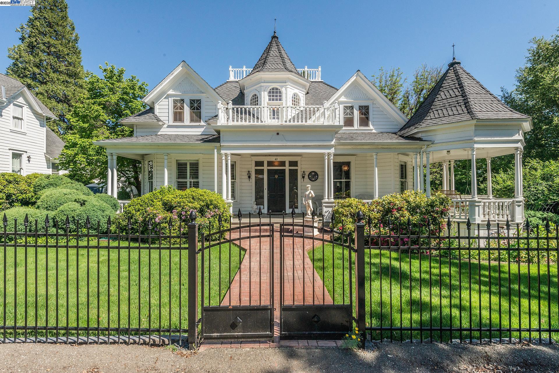 Detail Gallery Image 1 of 1 For 62 Court St, Weaverville,  CA 96093 - 5 Beds | 4 Baths