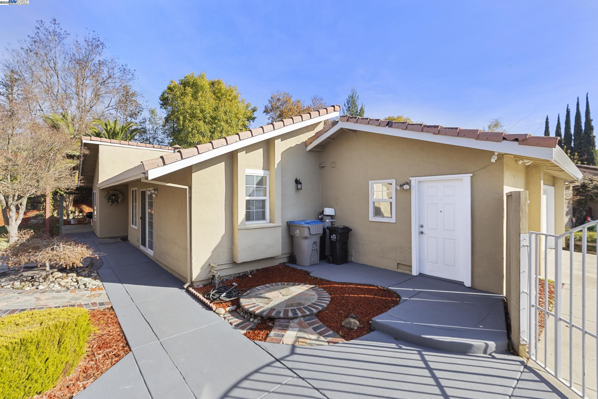 Detail Gallery Image 4 of 39 For 158 Southsun Ct, San Jose,  CA 95138 - 4 Beds | 2 Baths