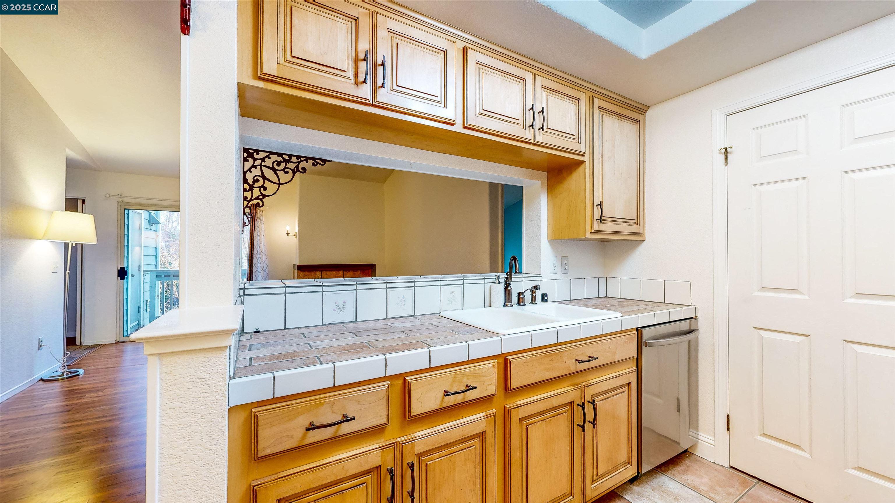 Detail Gallery Image 8 of 39 For 714 Waterford Pl, Pinole,  CA 94564 - 2 Beds | 2 Baths