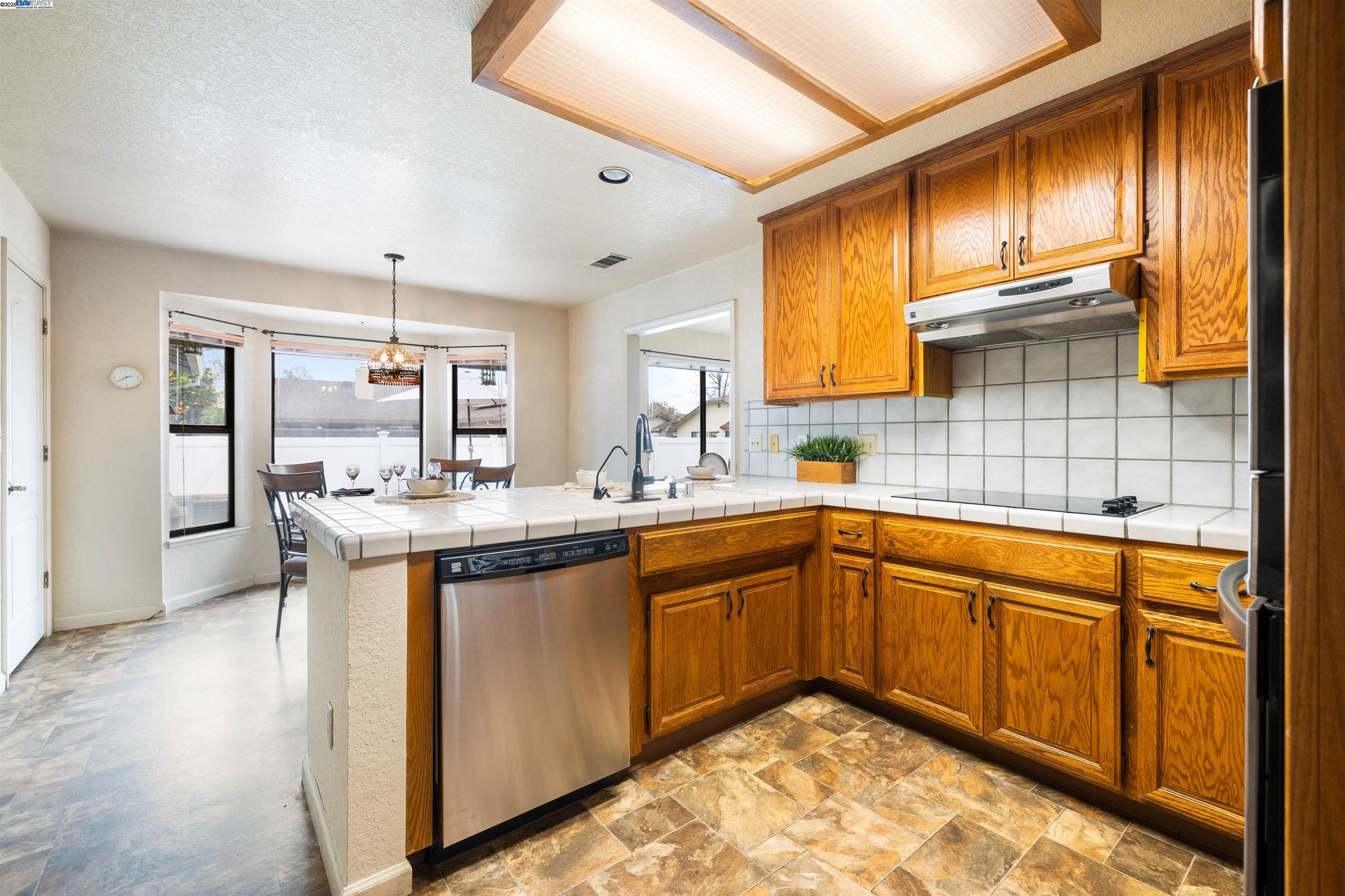 Detail Gallery Image 19 of 60 For 2190 Lady Clare Walk, Manteca,  CA 95336 - 2 Beds | 2 Baths