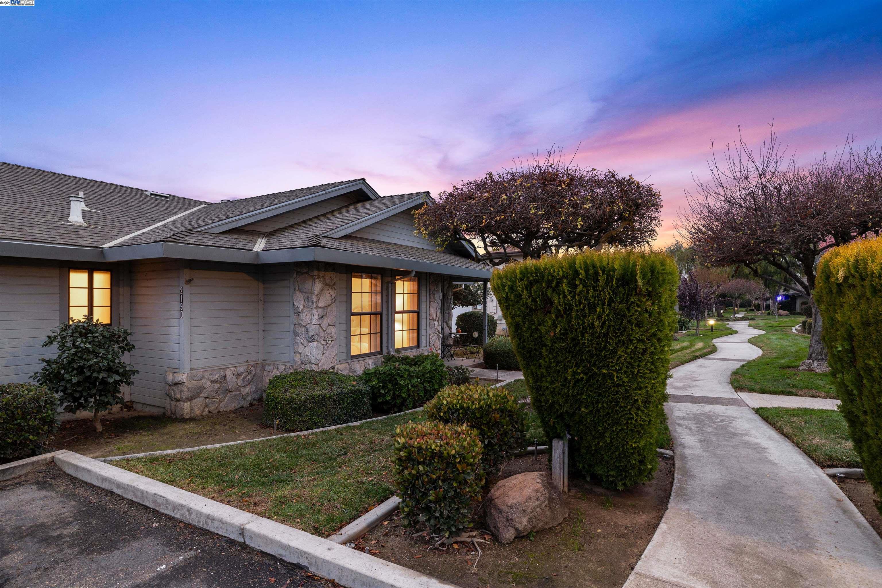 Detail Gallery Image 3 of 60 For 2190 Lady Clare Walk, Manteca,  CA 95336 - 2 Beds | 2 Baths
