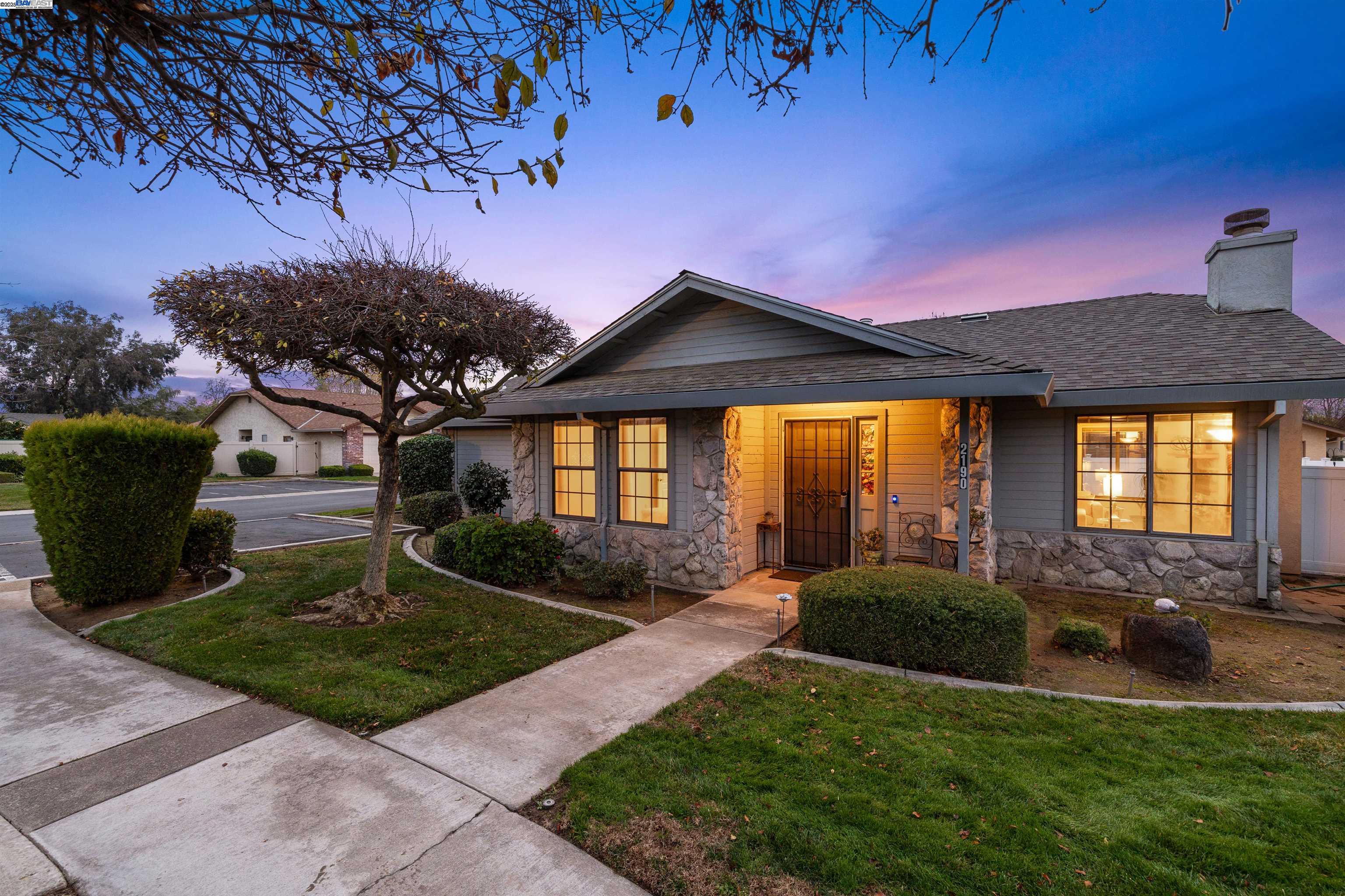 Detail Gallery Image 4 of 60 For 2190 Lady Clare Walk, Manteca,  CA 95336 - 2 Beds | 2 Baths