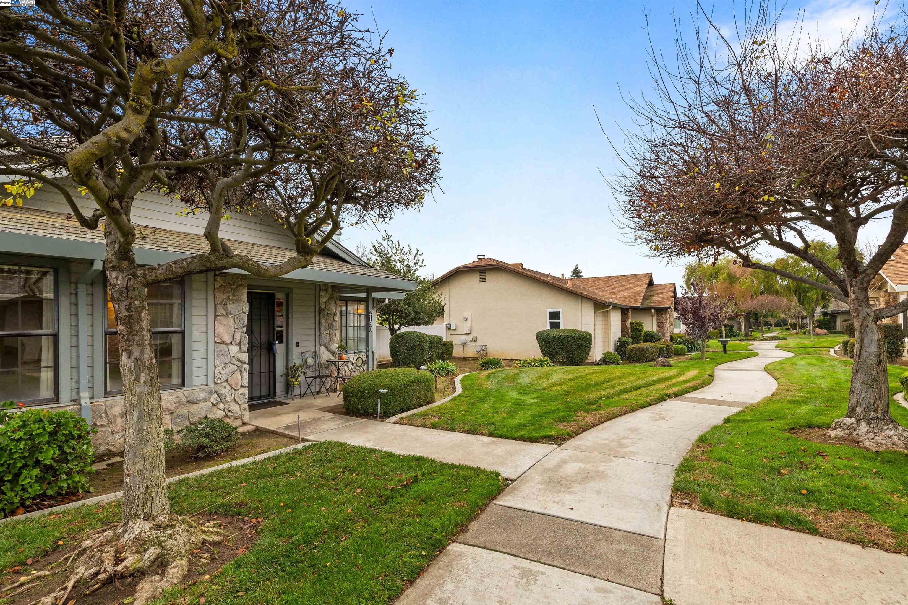 Detail Gallery Image 7 of 60 For 2190 Lady Clare Walk, Manteca,  CA 95336 - 2 Beds | 2 Baths