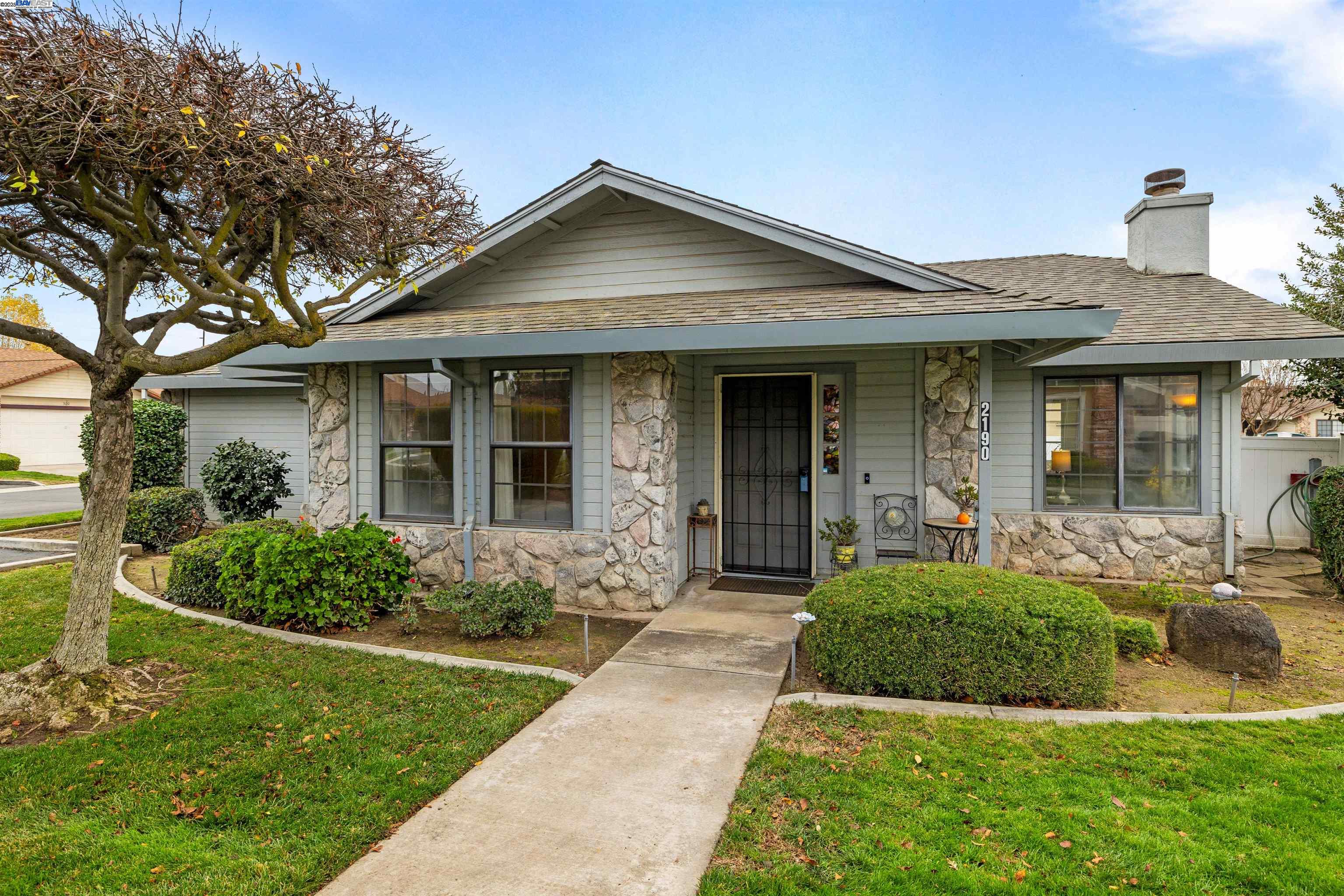 Detail Gallery Image 8 of 60 For 2190 Lady Clare Walk, Manteca,  CA 95336 - 2 Beds | 2 Baths