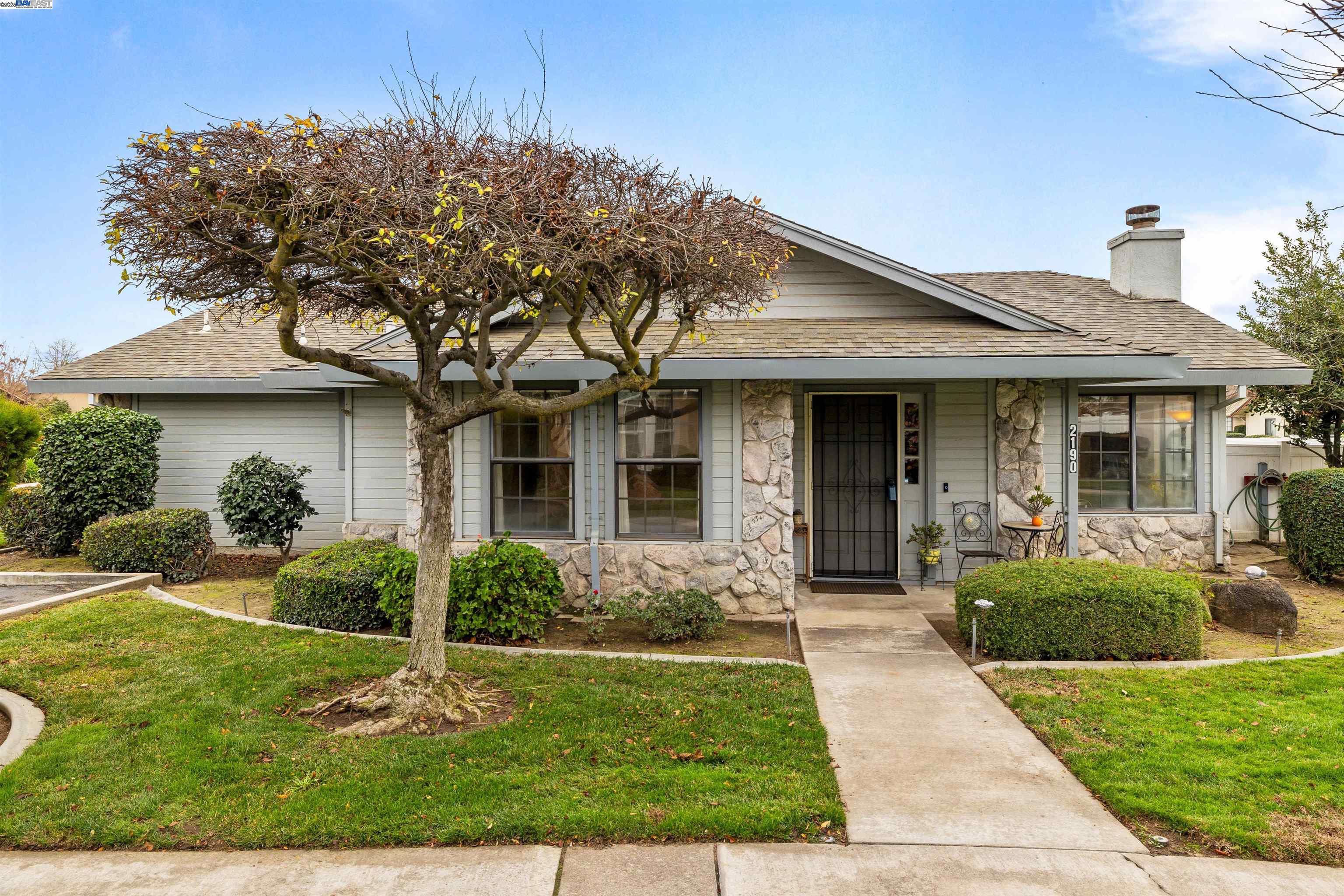 Detail Gallery Image 9 of 60 For 2190 Lady Clare Walk, Manteca,  CA 95336 - 2 Beds | 2 Baths