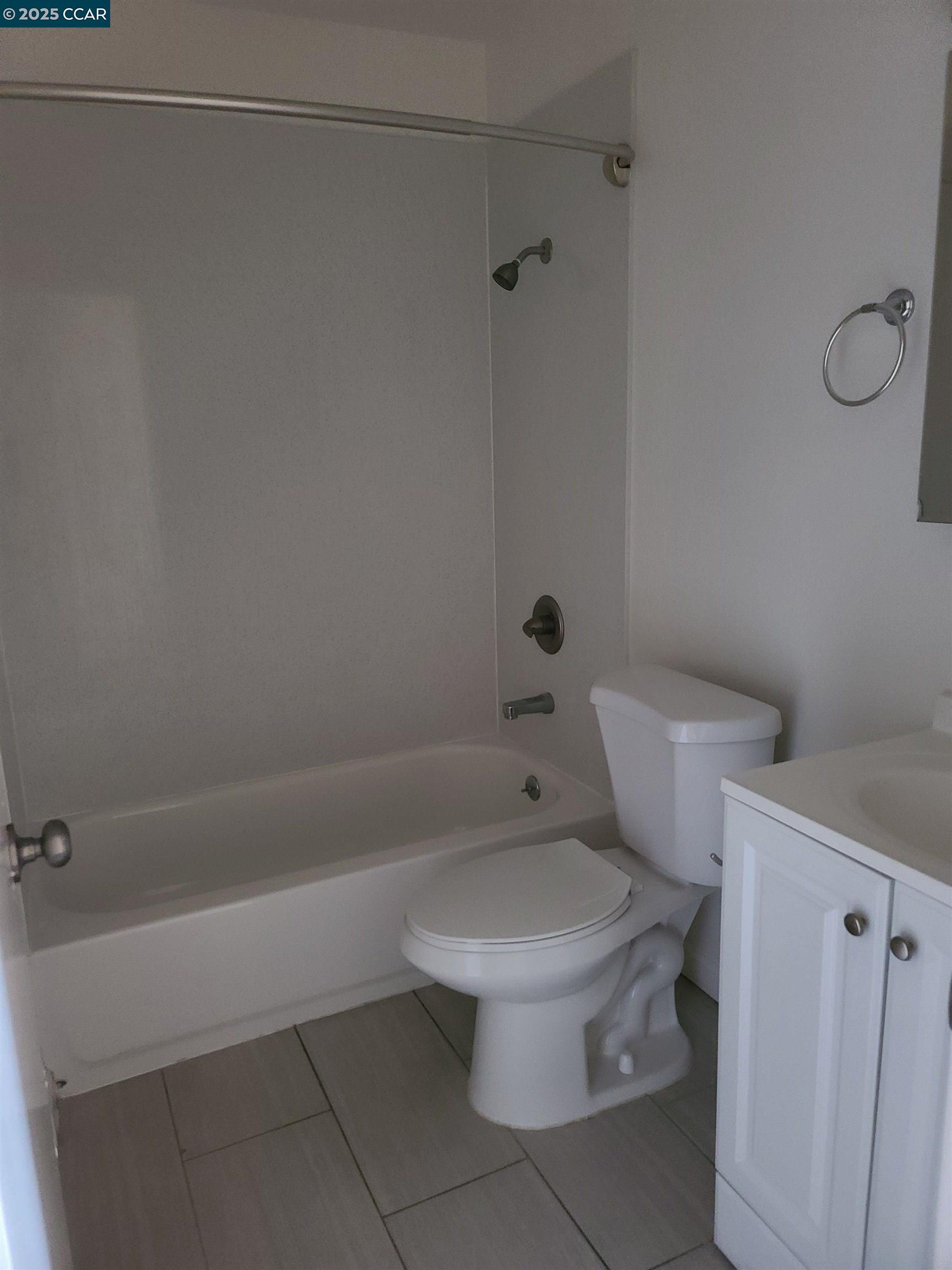 Detail Gallery Image 6 of 7 For 124 Benson Avenue #2,  Vallejo,  CA 94590 - 2 Beds | 1 Baths