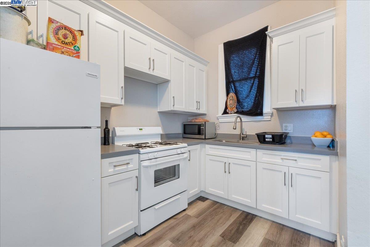 Detail Gallery Image 13 of 52 For 3214 13th Ave, Oakland,  CA 94610 - 4 Beds | 2 Baths