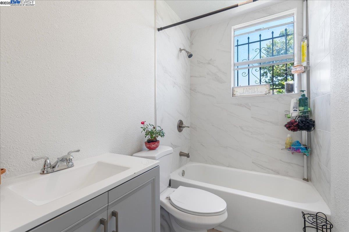 Detail Gallery Image 18 of 52 For 3214 13th Ave, Oakland,  CA 94610 - 4 Beds | 2 Baths