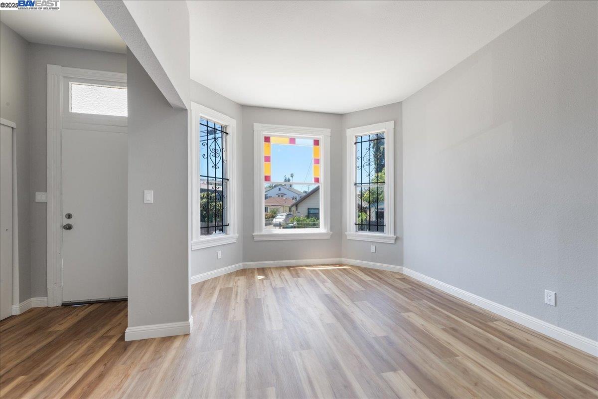 Detail Gallery Image 4 of 52 For 3214 13th Ave, Oakland,  CA 94610 - 4 Beds | 2 Baths