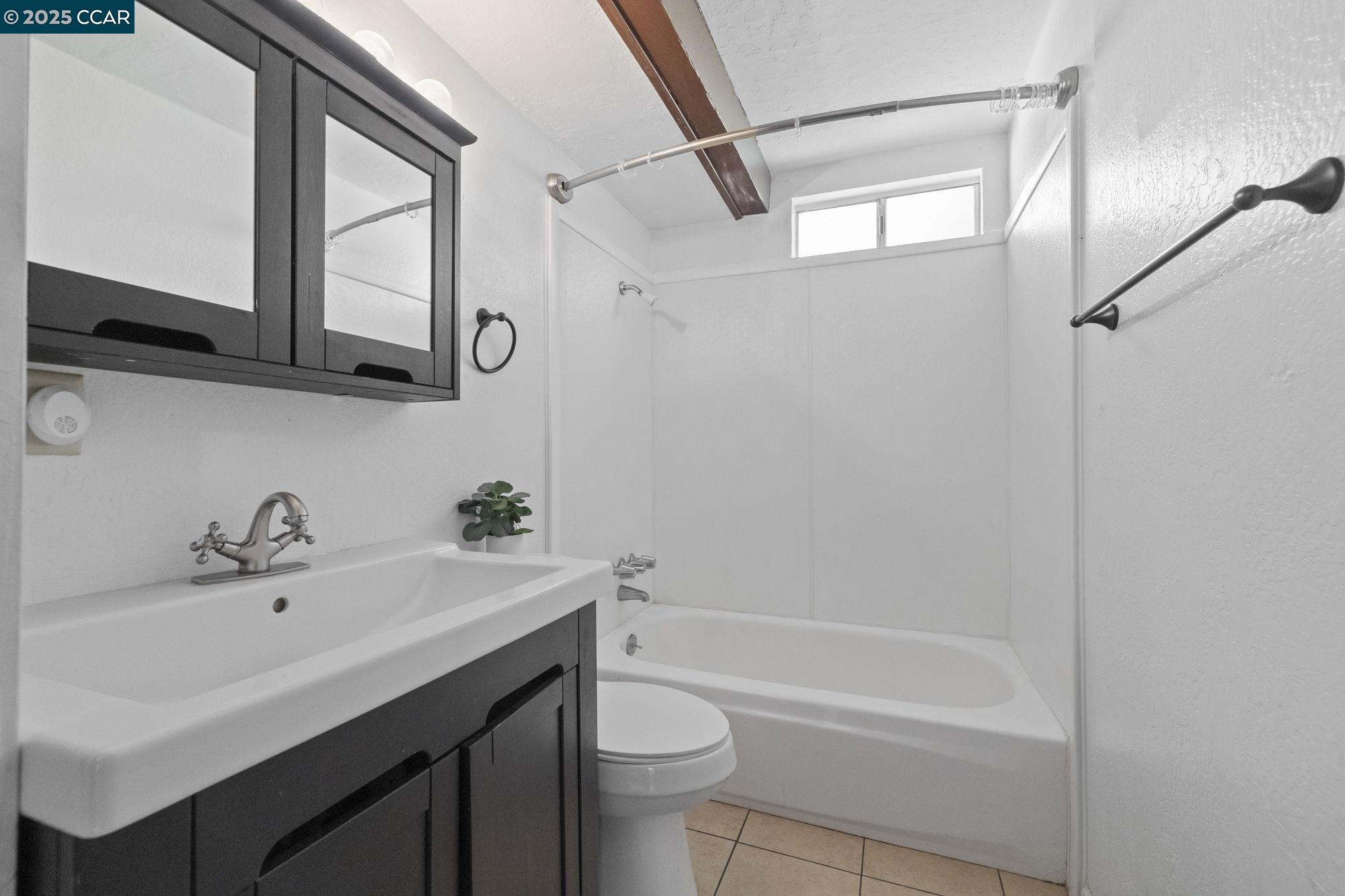 Detail Gallery Image 6 of 22 For 18957 Stag Circle, Tuolumne,  CA 95579-979 - 3 Beds | 3 Baths