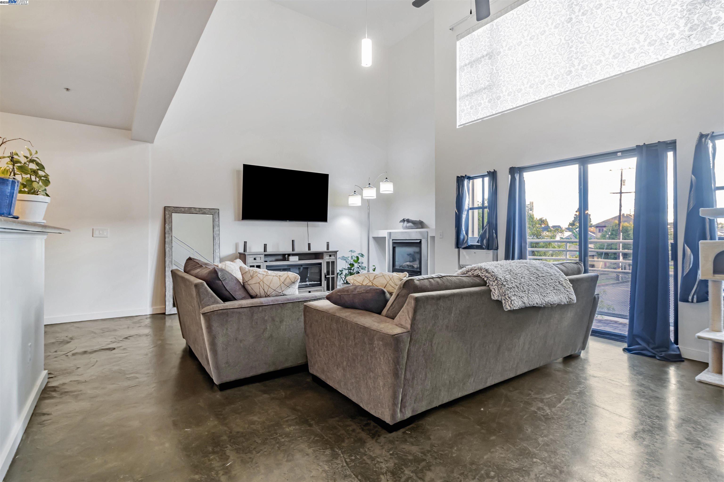 More Details about MLS # 41081908 : 850 WEST GRAND AVE. # 6