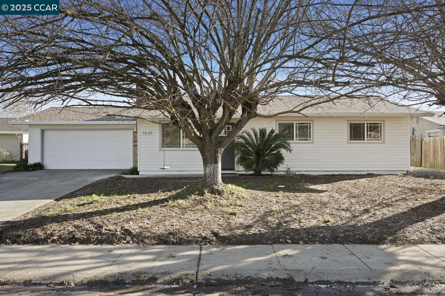 Detail Gallery Image 1 of 1 For 7621 Eastbreeze Circle, Sacramento,  CA 95828 - 3 Beds | 2 Baths