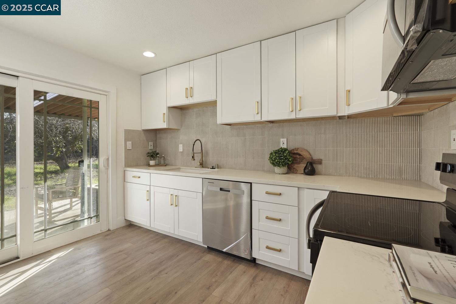 Detail Gallery Image 12 of 30 For 7621 Eastbreeze Circle, Sacramento,  CA 95828 - 3 Beds | 2 Baths