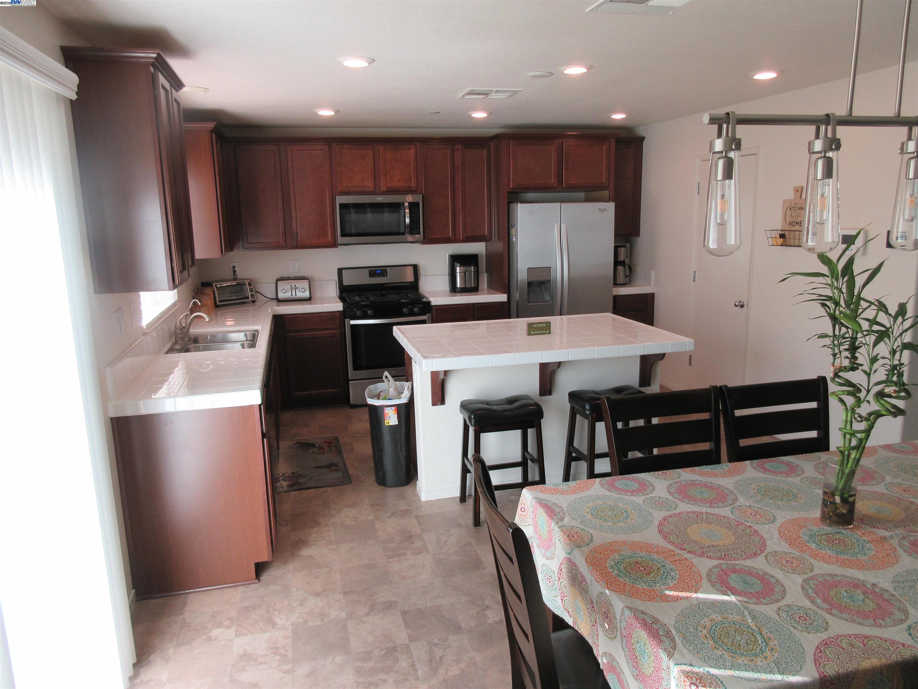 Detail Gallery Image 3 of 20 For 3870 Trieste Cir, Stockton,  CA 95205 - 4 Beds | 2/1 Baths